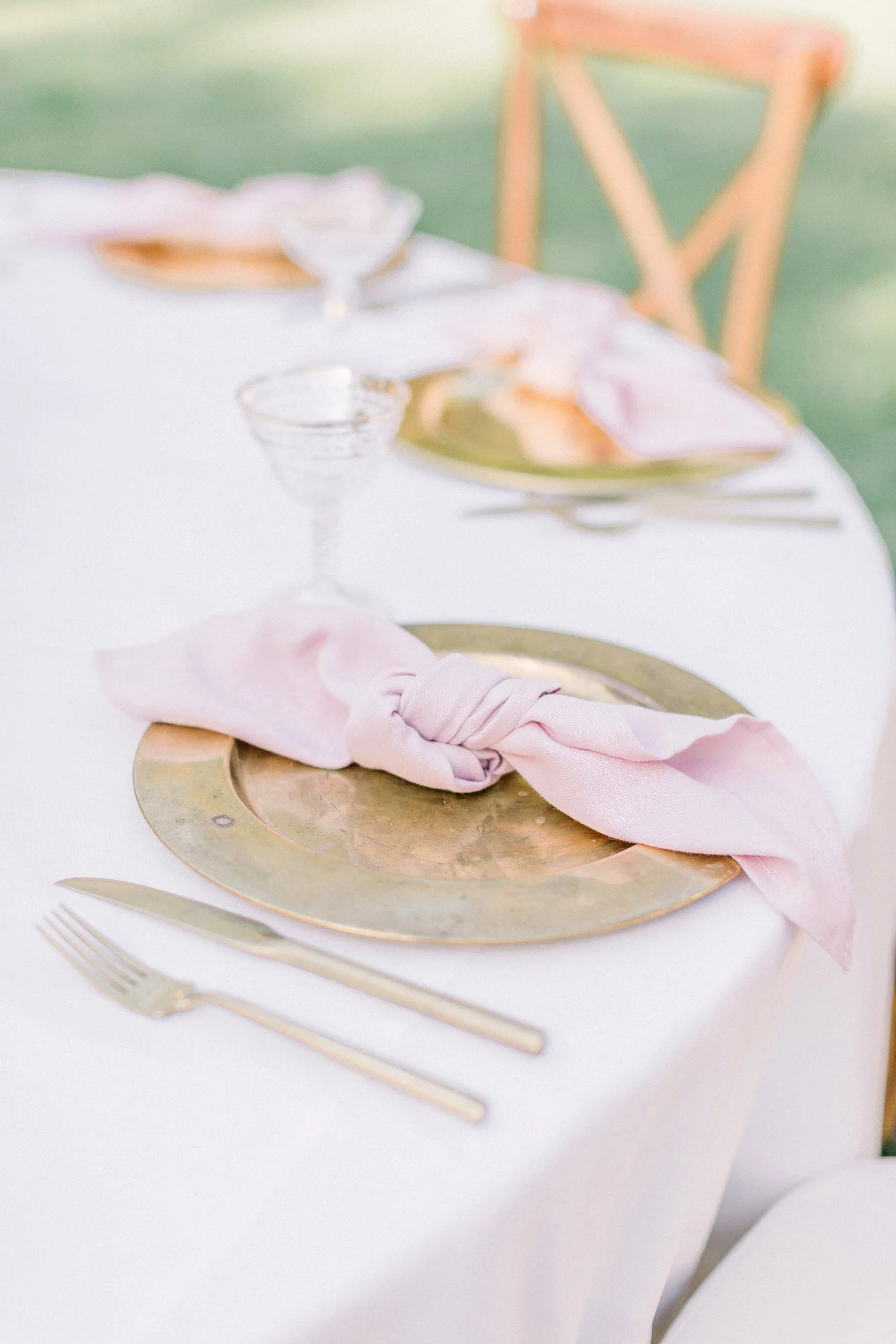 Blush napkin and gold charger for wedding place setting | Temecula Creek Inn | Compass Floral | Wedding Florist in San Diego and Southern California | Pauline Conway Photography