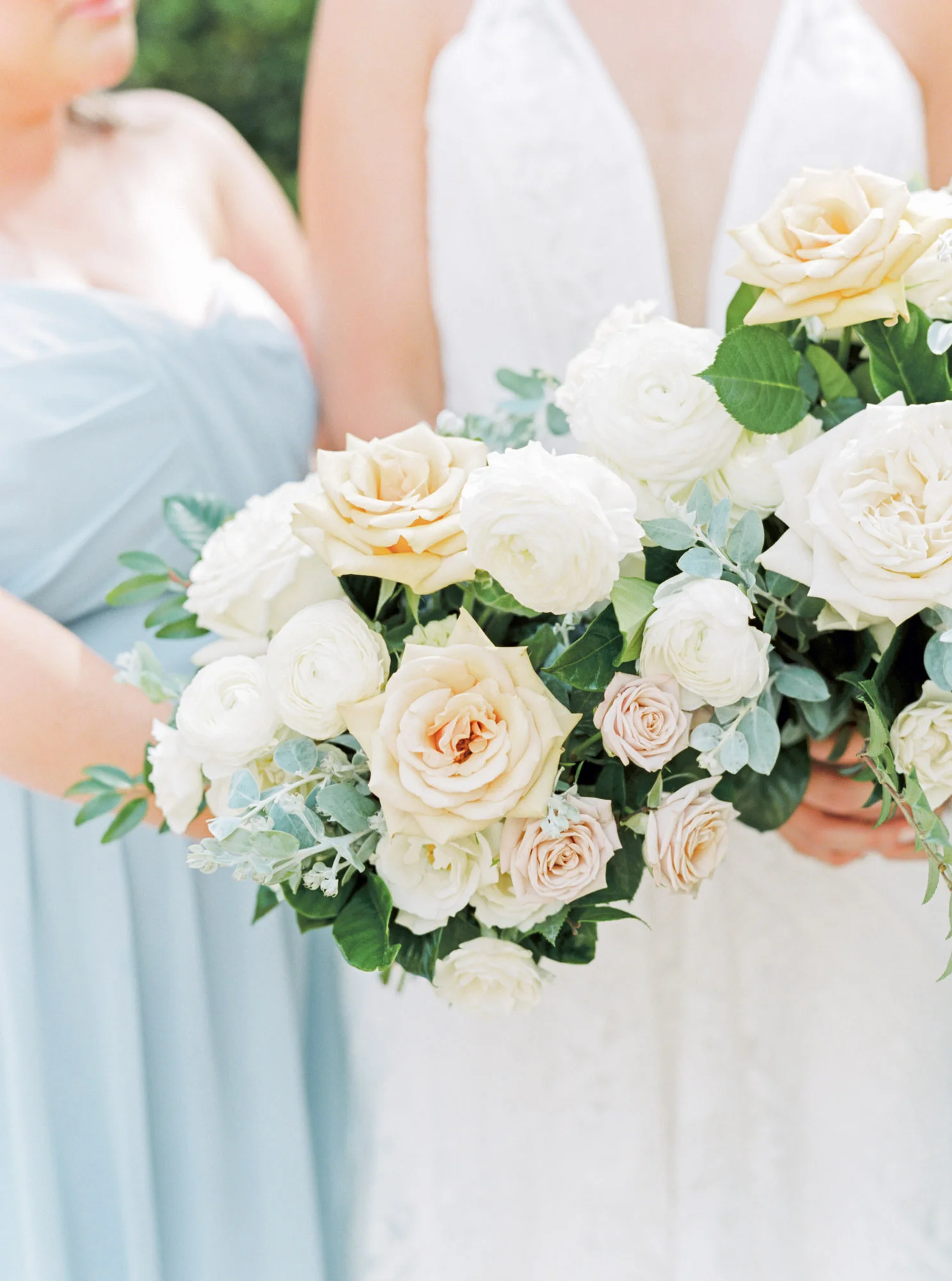 White and peach bridesmaid bouquet | The Santaluz Club | Compass Floral | Wedding Florist in San Diego and Southern California | Cavin Elizabeth Photography