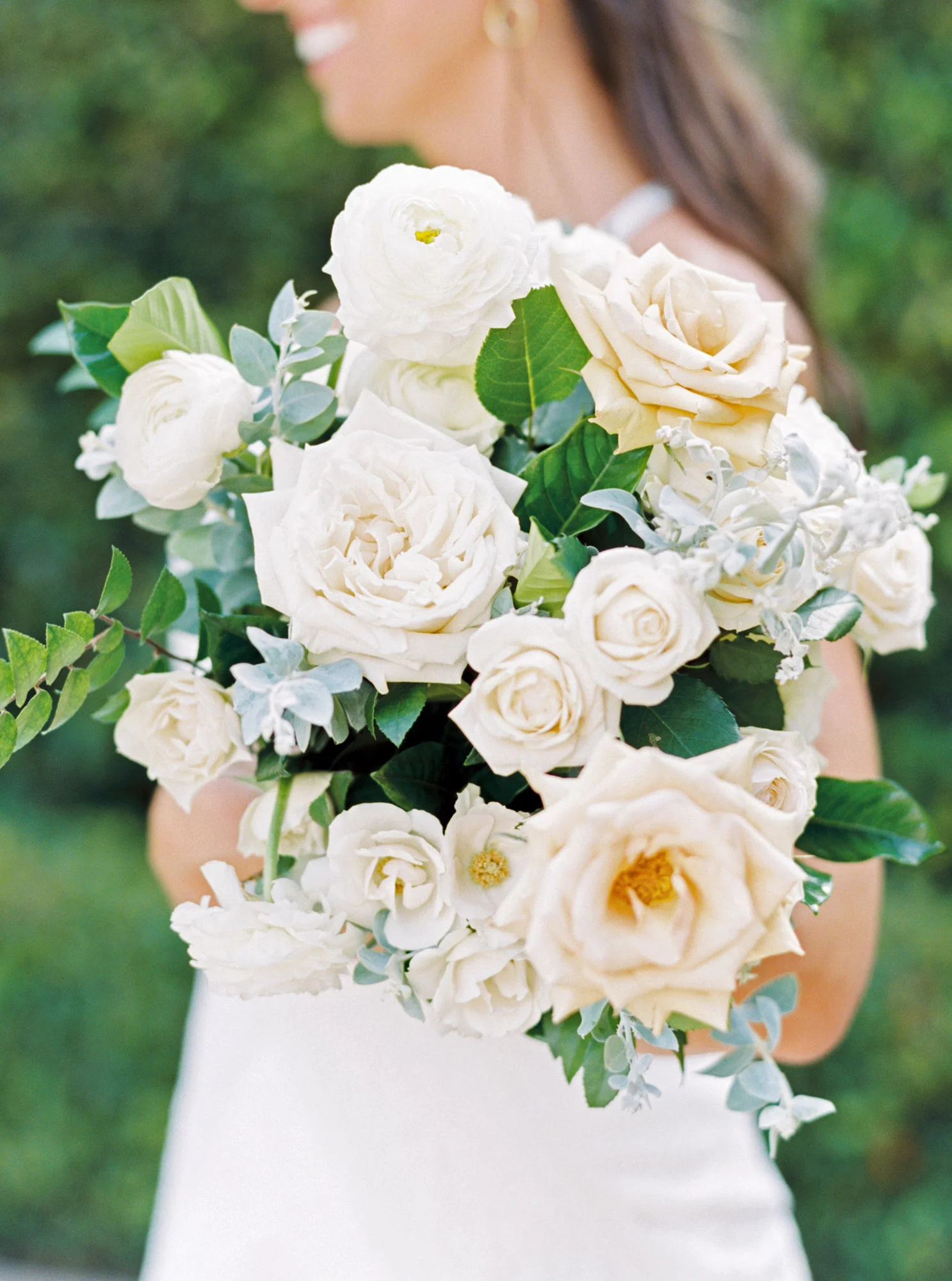 White, tan and light blue, rose & ranunculus wedding flowers | The Santaluz Club | Compass Floral | Wedding Florist in San Diego and Southern California | Cavin Elizabeth Photography