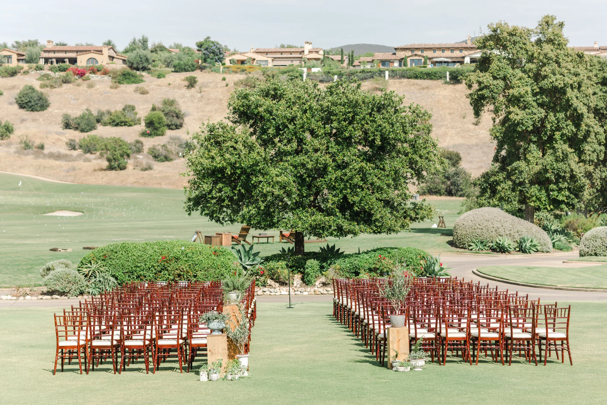 Casual outdoor San Diego wedding vanue | The Santaluz Club | Compass Floral | Wedding Florist in San Diego and Southern California | Cavin Elizabeth Photography
