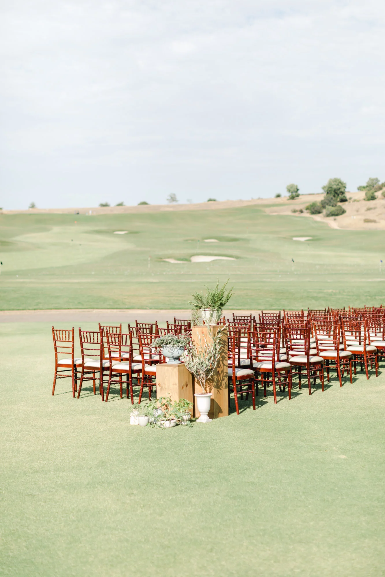 Outdoor San Diego wedding ceremony | The Santaluz Club | Compass Floral | Wedding Florist in San Diego and Southern California | Cavin Elizabeth Photography