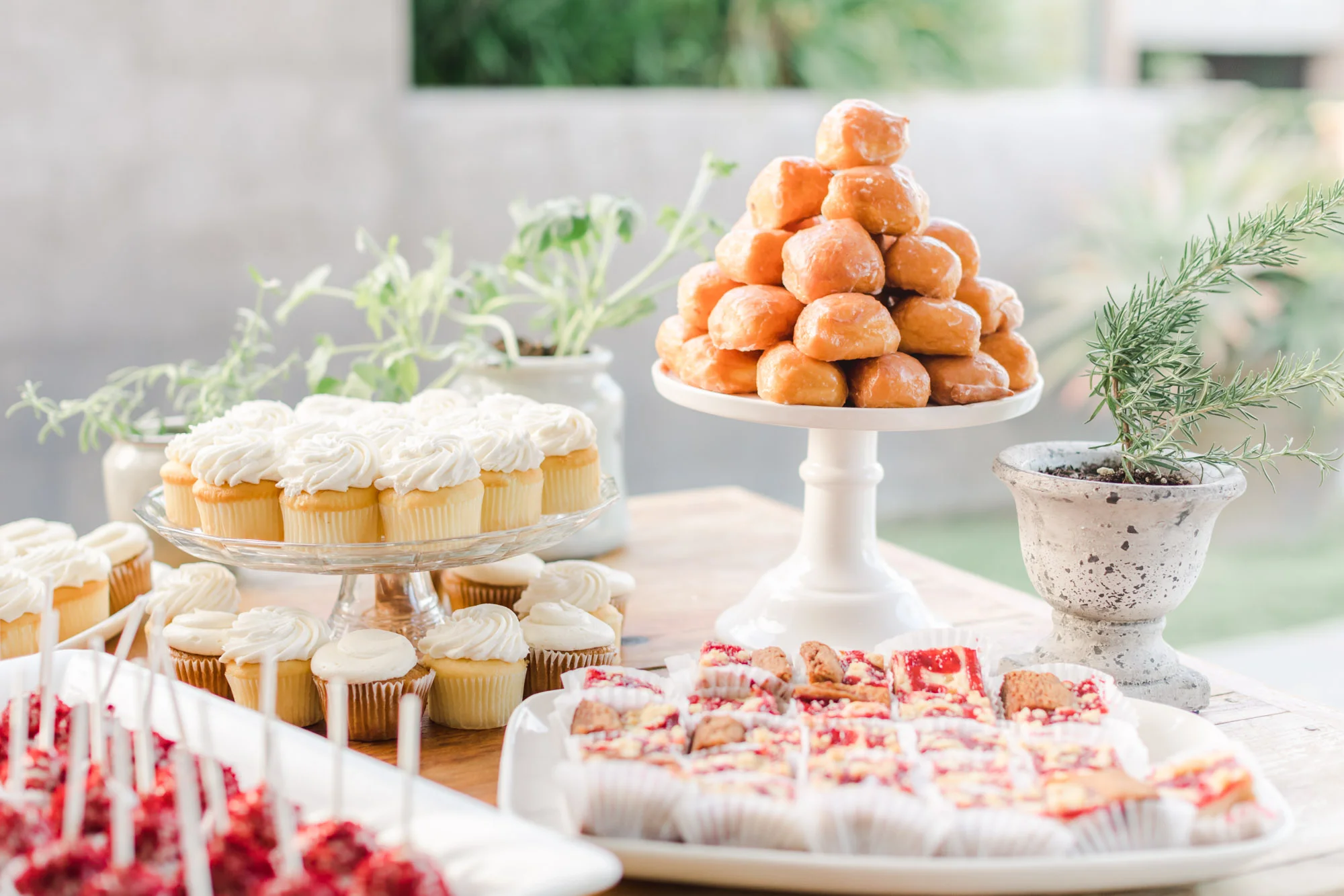 Donut hole wedding dessert | The Santaluz Club | Compass Floral | Wedding Florist in San Diego and Southern California | Cavin Elizabeth Photography