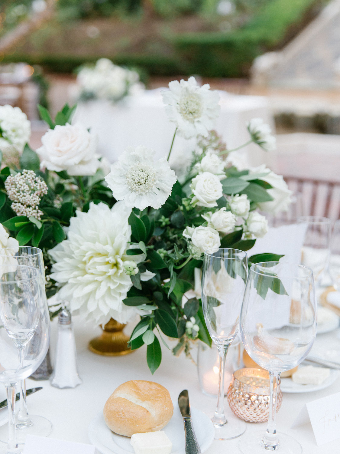 White wedding centerpiece | Rancho Bernardo Inn | Compass Floral | Wedding Florist in San Diego and Southern California | Dear Lovers Photography