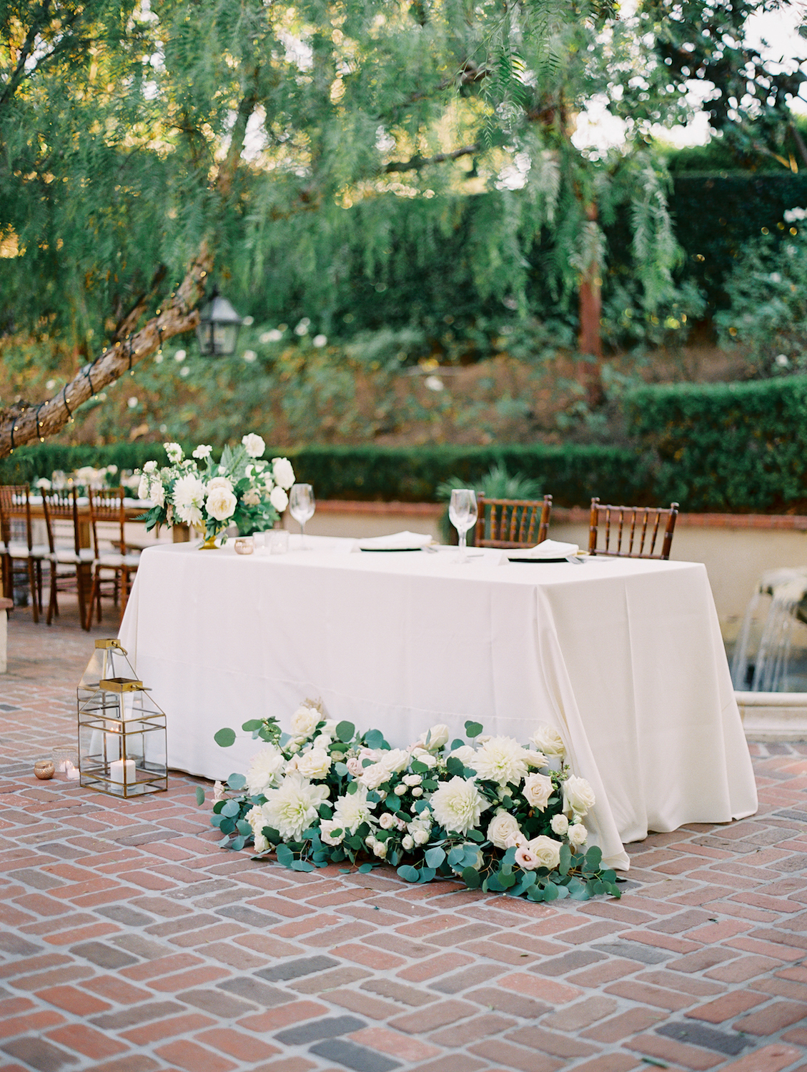 Outdoor sweetheart table | Rancho Bernardo Inn | Compass Floral | Wedding Florist in San Diego and Southern California | Dear Lovers Photography