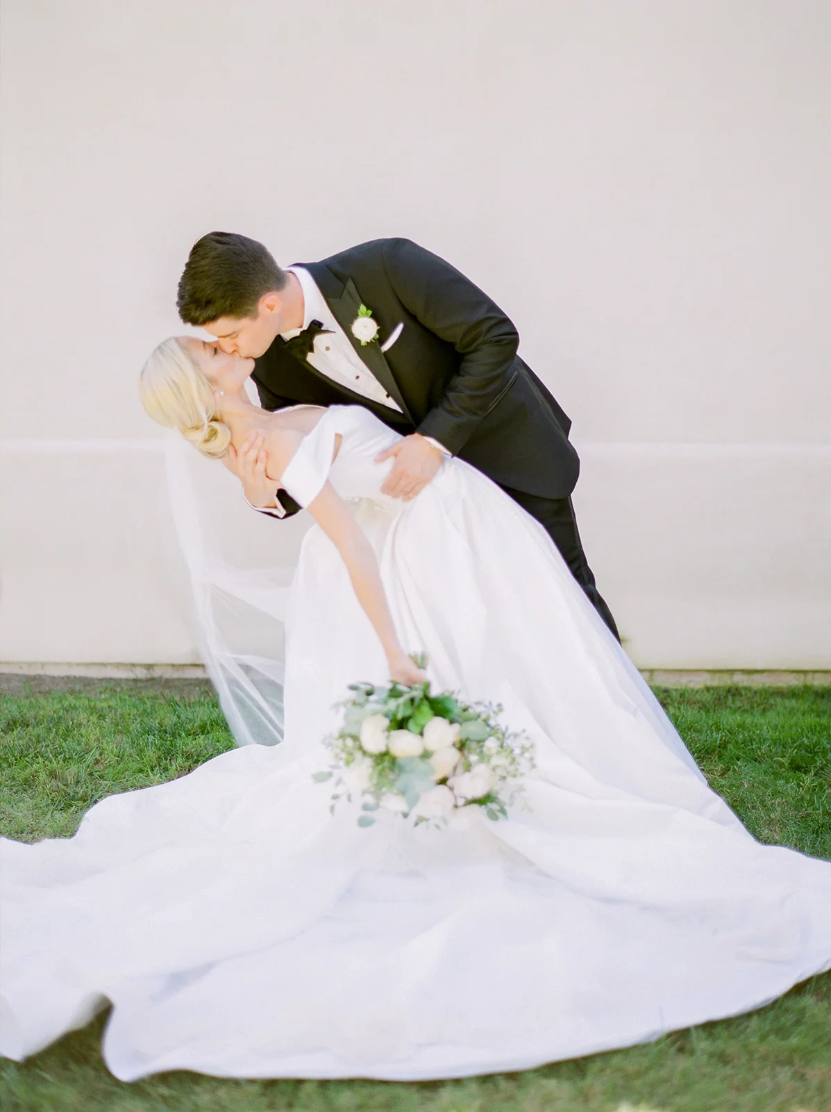 Bride and groom "dip" photo | Rancho Santa Fe Golf Club | Compass Floral | Wedding Florist in San Diego and Southern California | Rachael McCall Photography