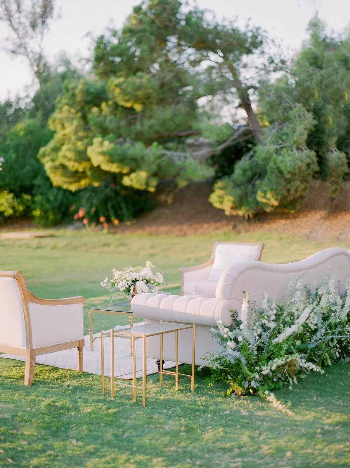Outdoor wedding lounge | Rancho Santa Fe Golf Club | Compass Floral | Wedding Florist in San Diego and Southern California | Rachael McCall Photography