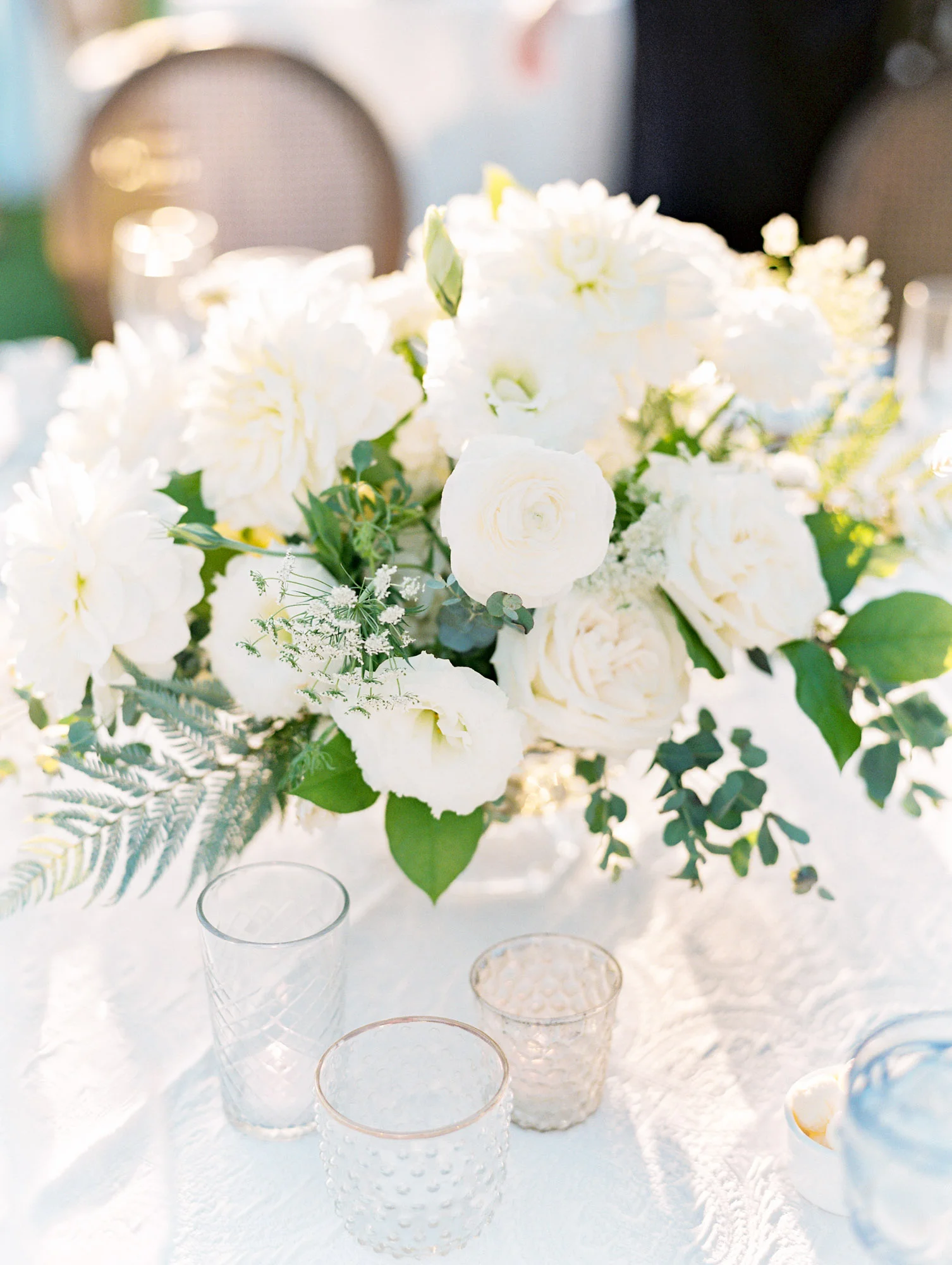 Classic white wedding centerpiece | Del Mar Country Club | Compass Floral | Wedding Florist in San Diego and Southern California | Cavin Elizabeth Photography