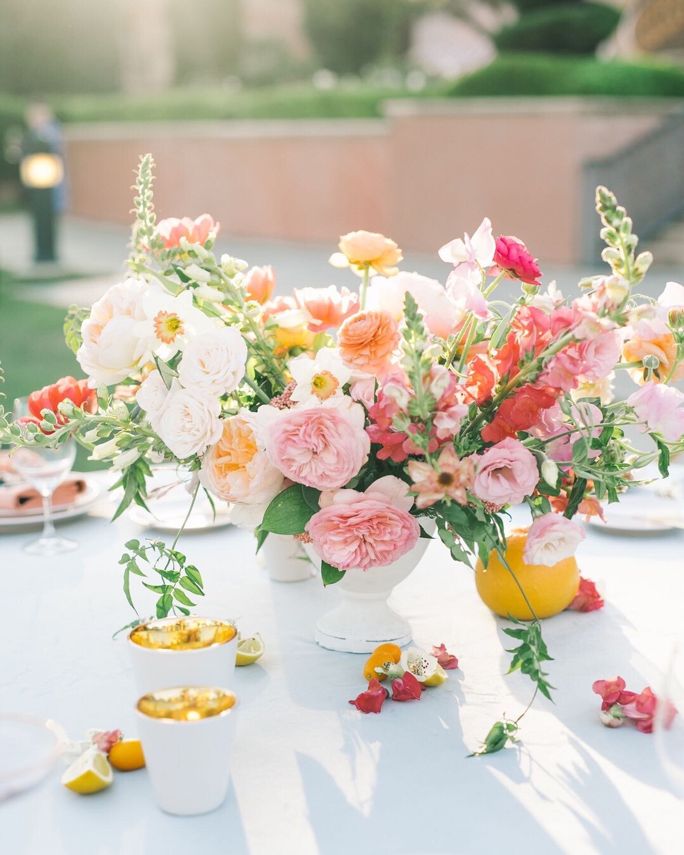 Can you spy the delicate daffodils with peach center? Daffodils were @cavinelizabeth favorite flower growing up so we knew we had to include them. When I saw this variety I knew how perfectly  they would complement the rest of our spectrum of pinks.
