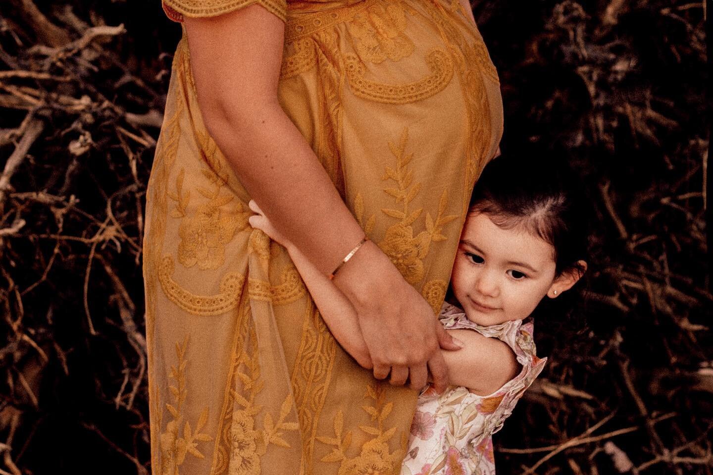 I&rsquo;m posting on a Friday at noon...but here goes🤷🏼&zwj;♀️
. . . . .
When I look at the way this sweet girl is holding onto her mama&rsquo;s dress, I can&rsquo;t help but think about how precious these moments are - the moments leading up to yo