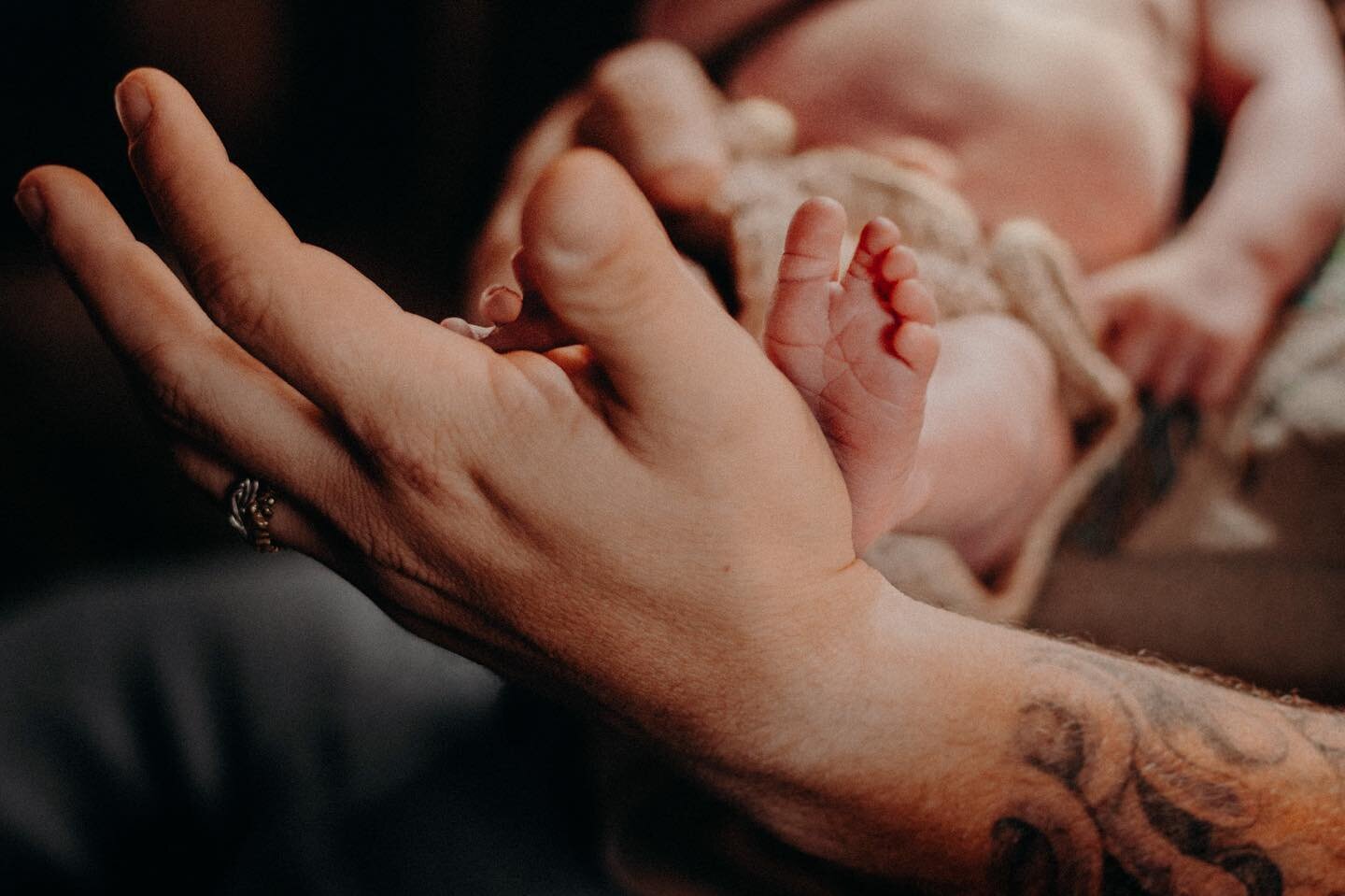 Drop a sweet little emoji below for these precious newborn toes🥰
. . .
I&rsquo;m finally scheduling outdoor sessions again! DM or contact me through the link in my bio to book your maternity, newborn, or family session. Payment plans are available. 