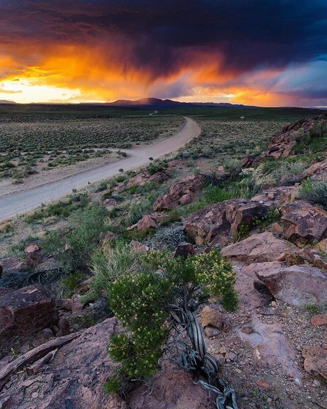 What a sunset last night out in the volcanic tablelands! If you look closely, you can see our home ☺️#ontheroad #nomadlife #bishopca