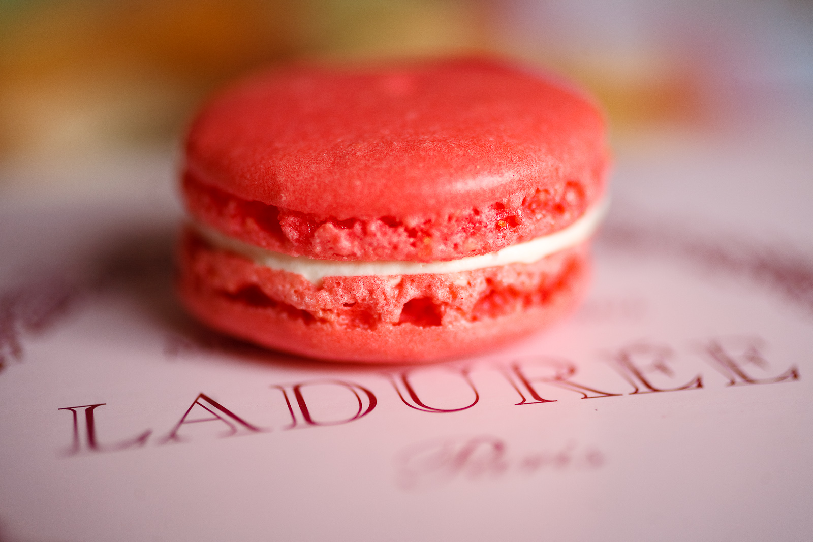 Rose macaron