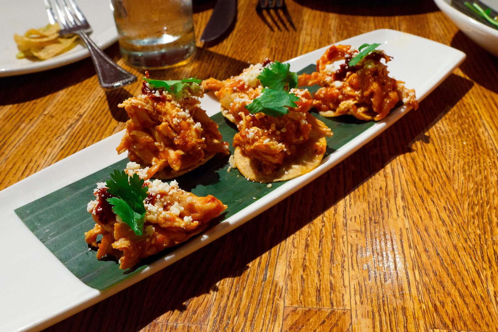 Tostaditas de tinga de pollo, crispy bite-sized tostadas