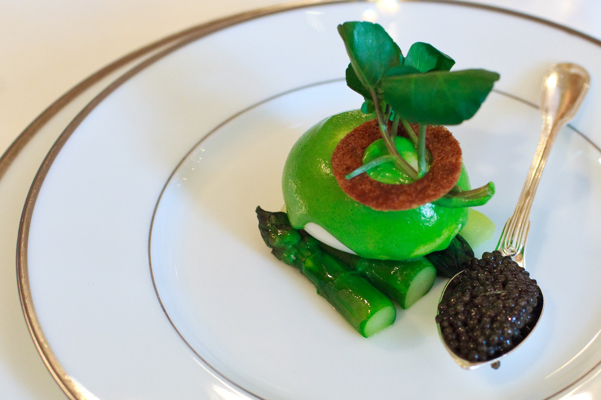 Chaud-froid d'oeufs mollets au cresson, asperges vertes et caviar osciètre gold