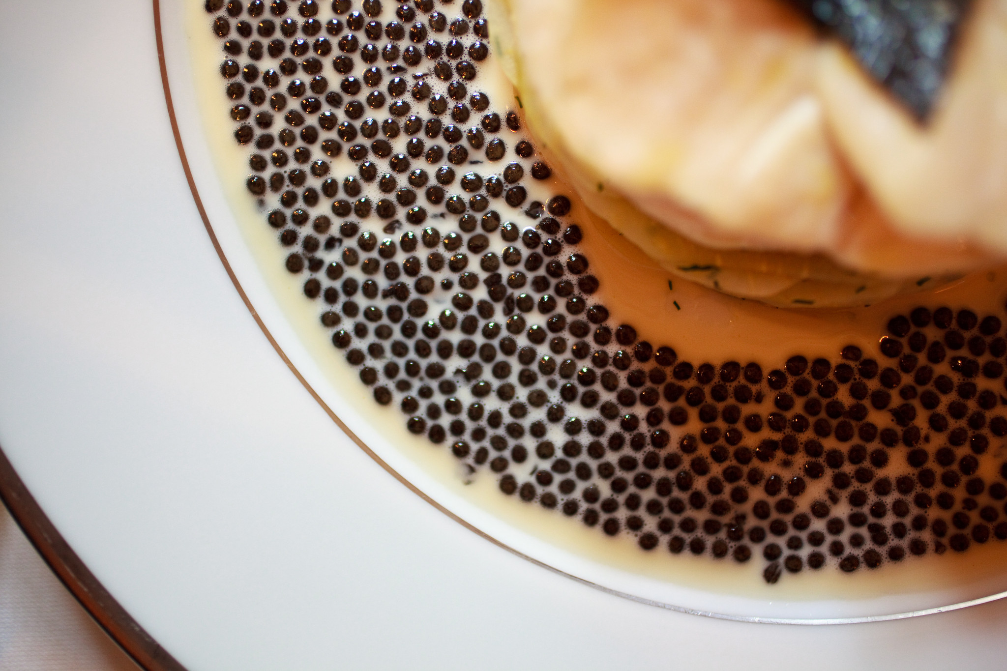 lAmbroisie-Escalopines-de-bar-à-lémincé-dartichaut-nage-réduite-caviar-osciètre-gold-corner.jpg