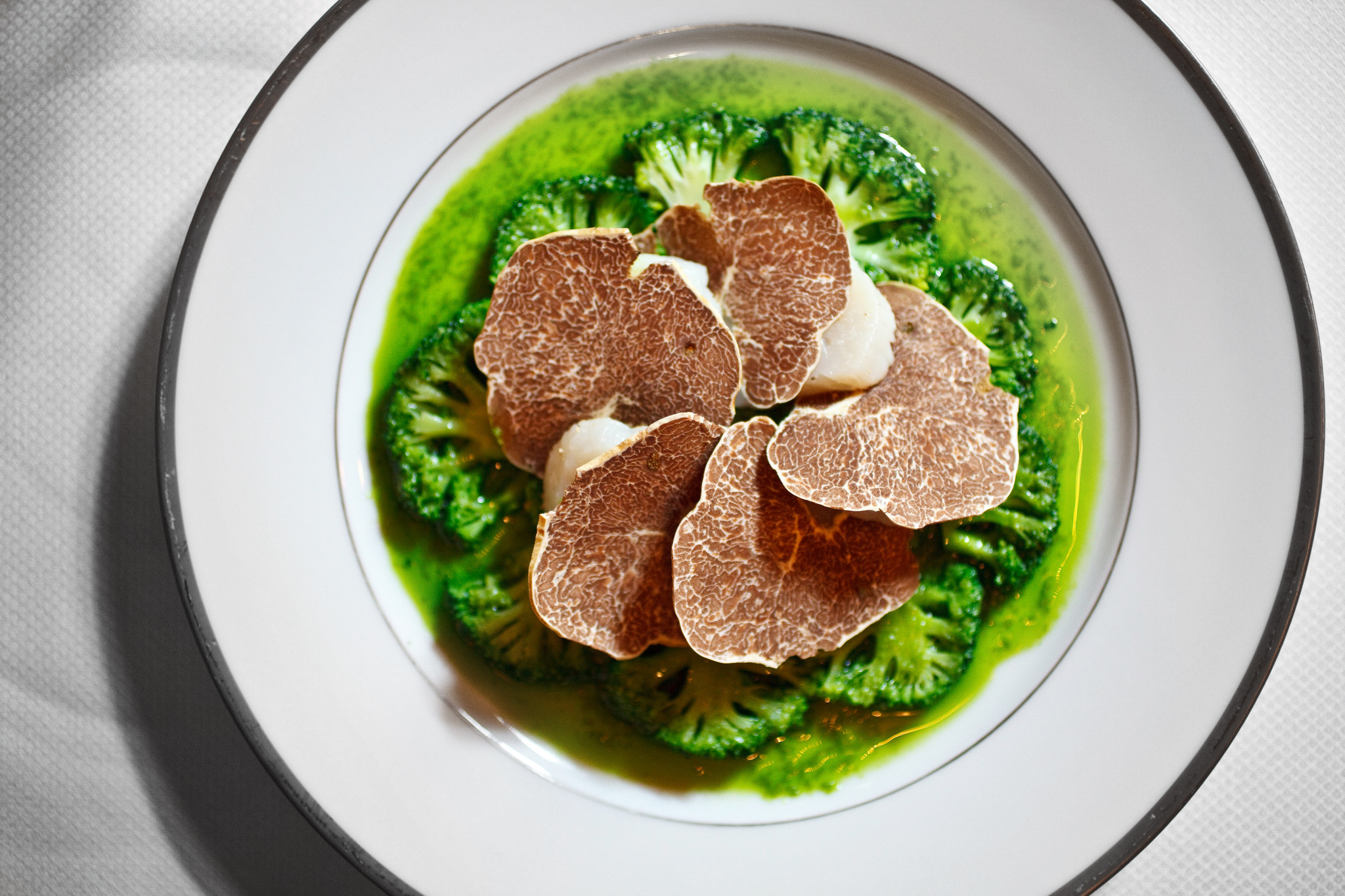 Corolle de noix de Saint-Jqcques et brocoli à la truffe blanche d'Alba, Overhead