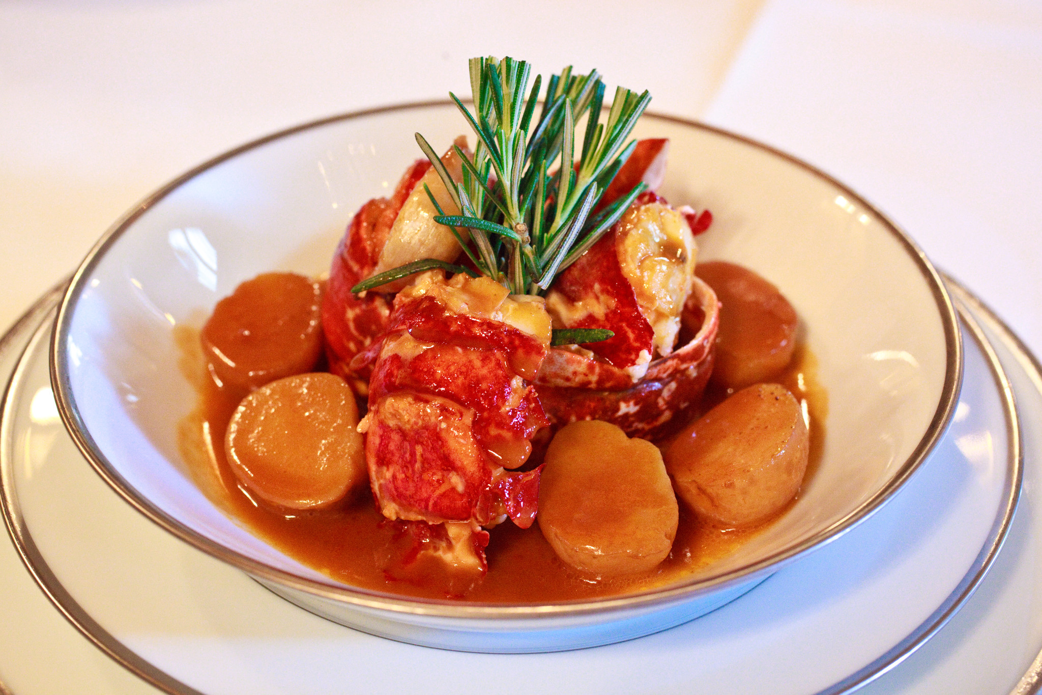 Navarin de homard et pommes de terre de Noirmoutier au romarin