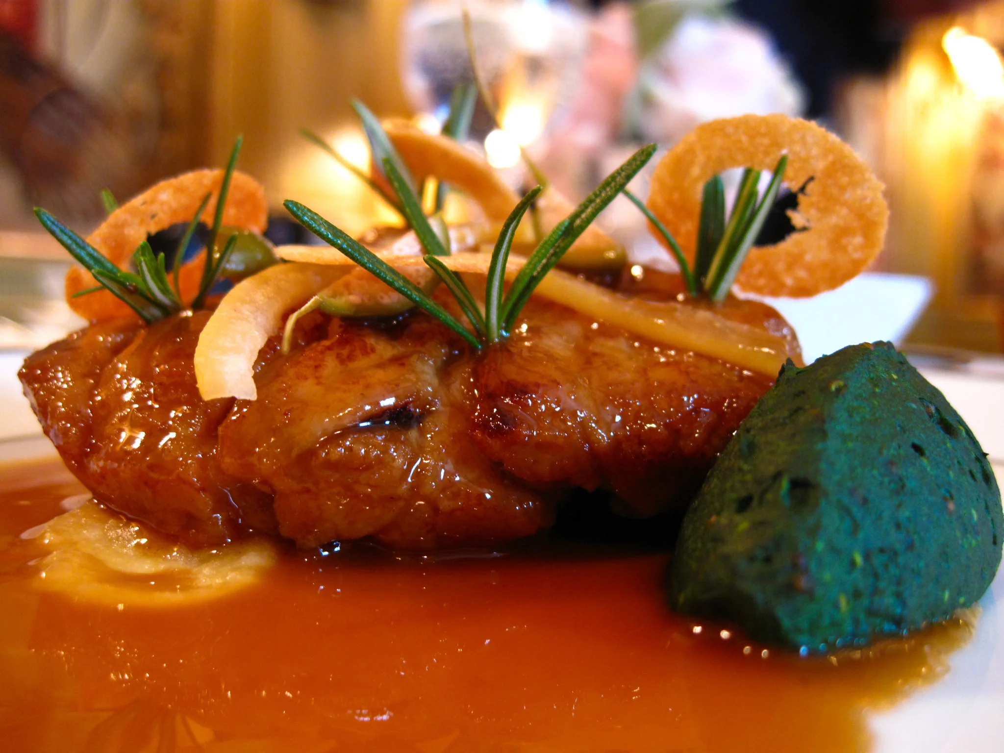Noix de ris de veau à la grenobloise, purée de persil aux graines de moutarde