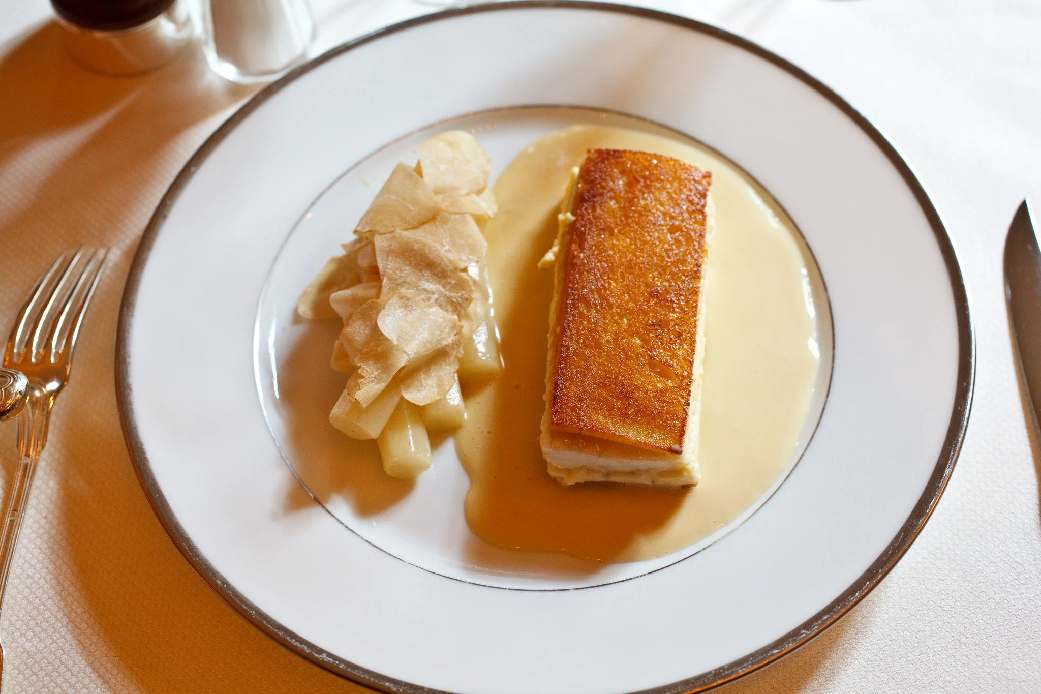 Viennoise de dos de sole meunière, salsifis à la truffle blanche d'Alba