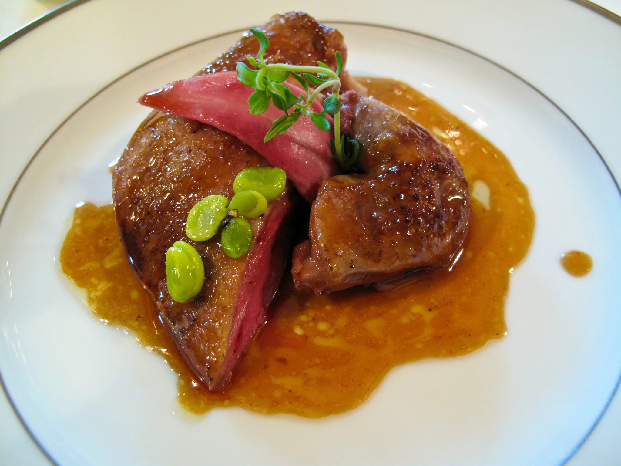 Pigeonneau de Bresse, laque au caramel d'oignons, petits pois a la francaise