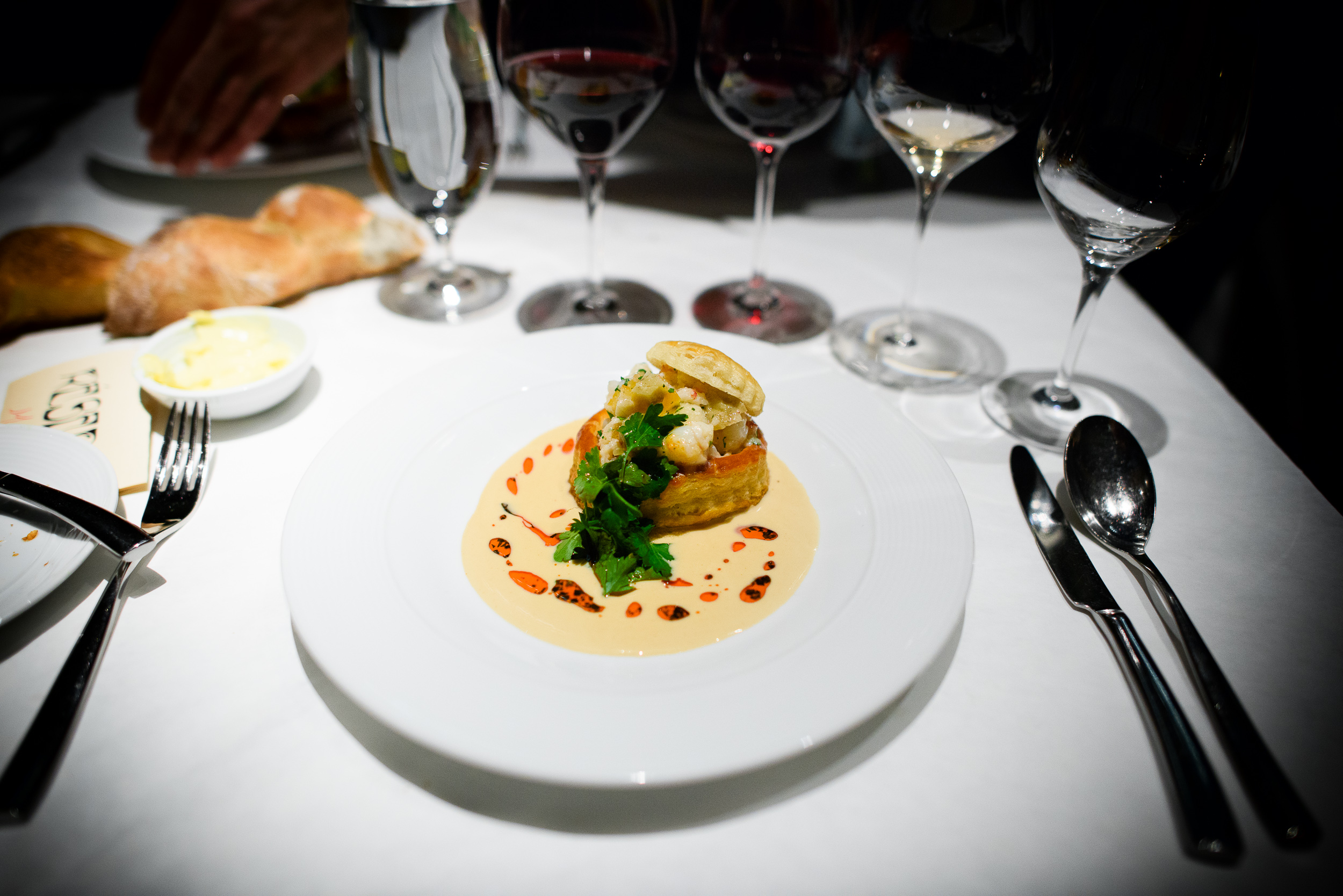 8th Course: Vol-au-vent au homard et des artichauts à la sauce