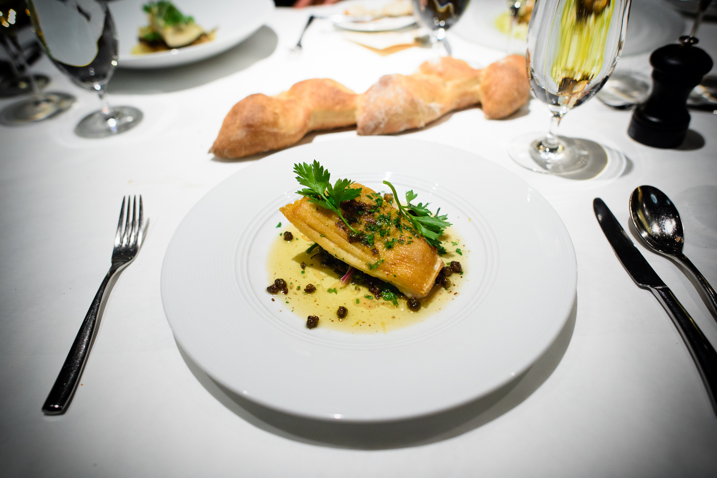 6th Course: Poisson, Aile de Raie Meunière avec des Câpres et