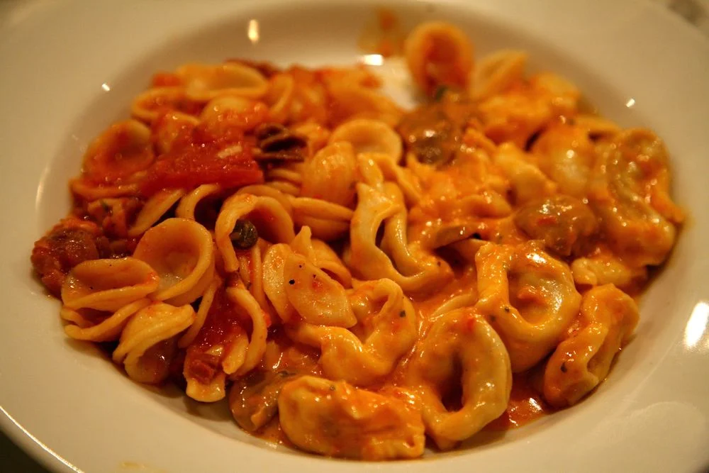 Cappelletti san martino y Oreccheitte amatriciana, salsa de cebolla, panceta, tomate un poco picante