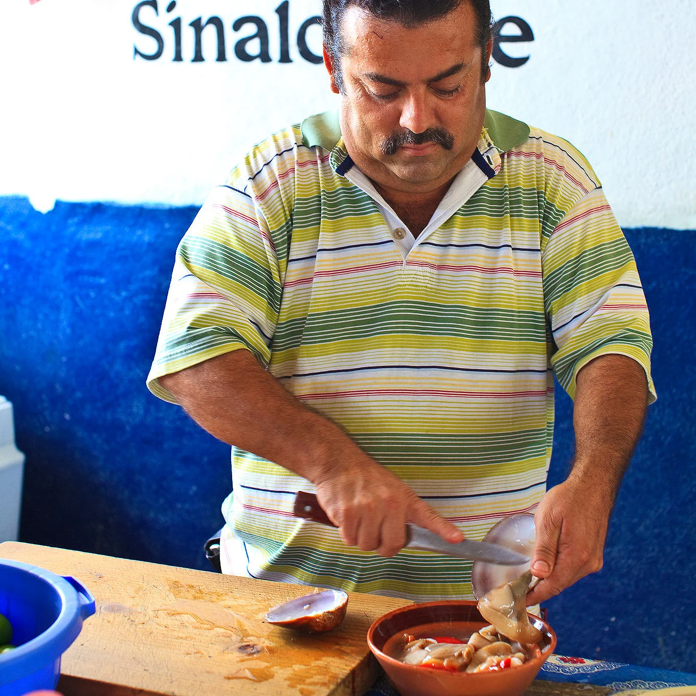 Mariscos el Sinaloense, San Jose del Cabo - Chef preparing almejas chocolatas