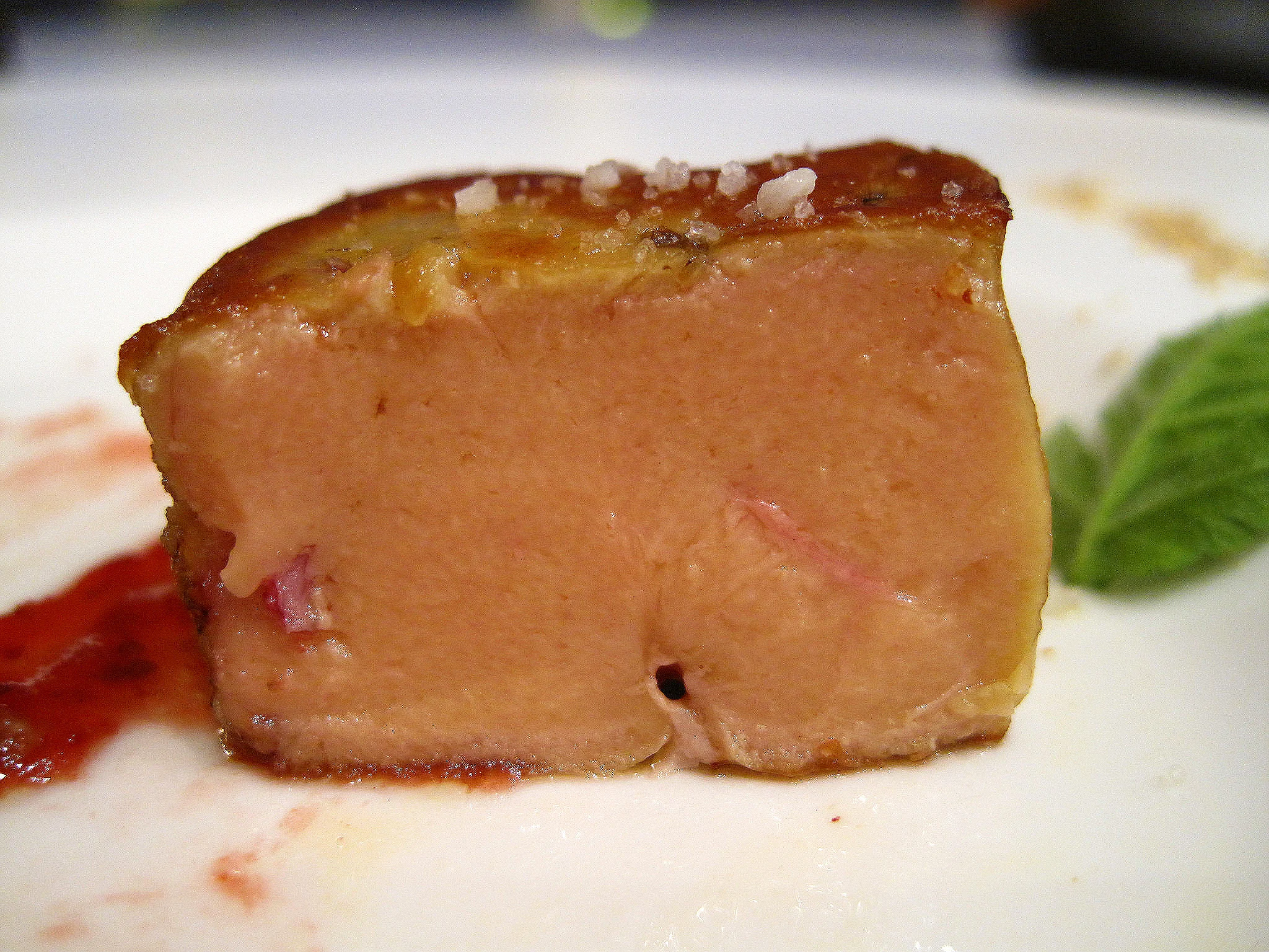 Michel Bras - La tranche de foie gras de canard grillée, confit acide de fraises et cèbe de Lézignan rôtie, valériane phu et niac, citron, cumin, anis vert, up close