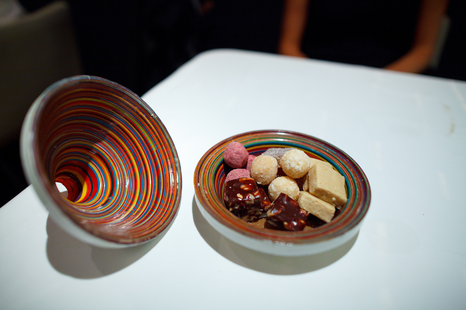 Amuses bouches: chocolate de caramelo con cacahuate, cocada, mazapán, trufa de chocolate oaxaqueño con jamaica, gomita de tamarindo