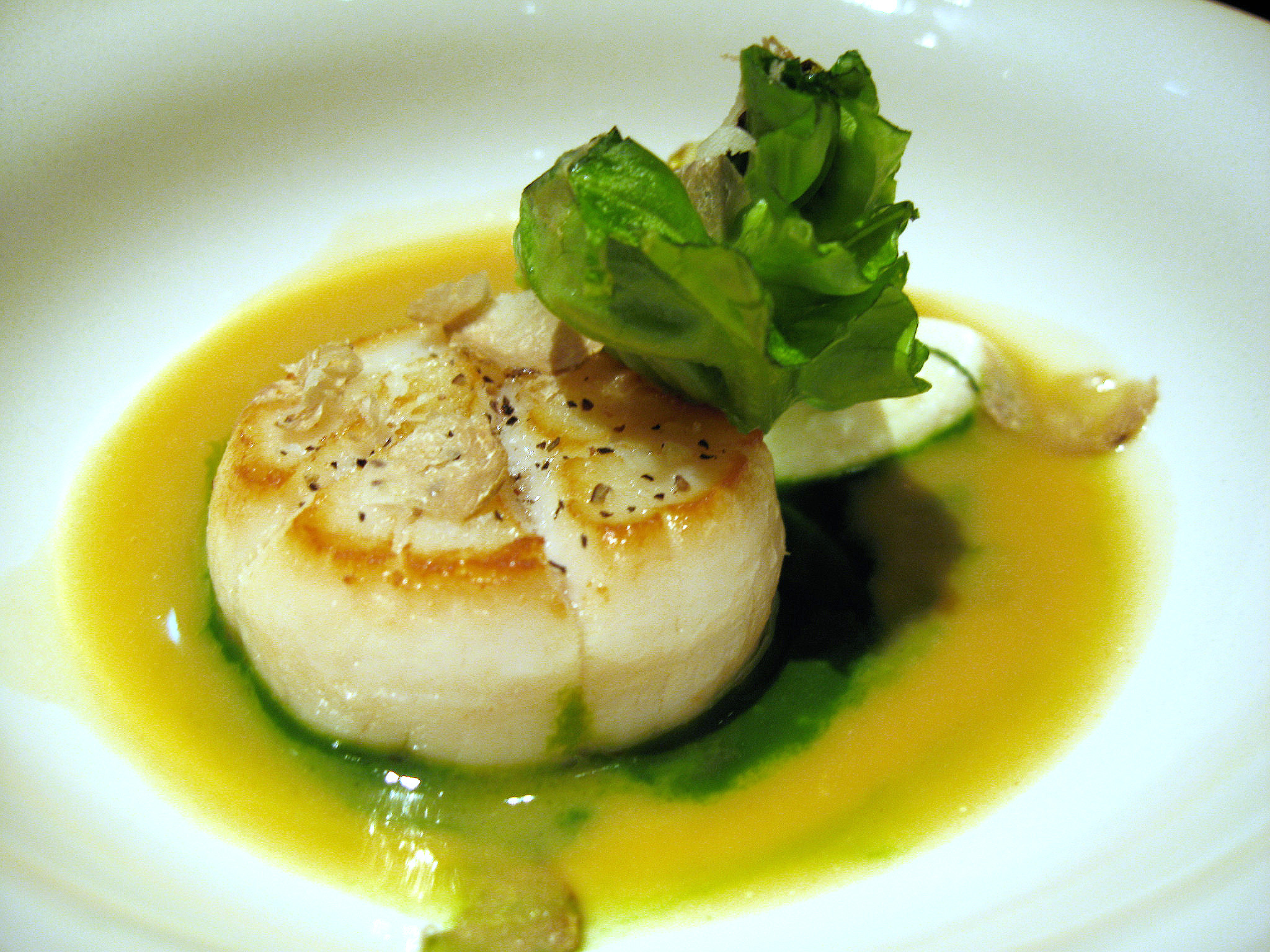 Beige, Tokyo - Sea scallops, quickly seared, lettuce cream flavoured with hazelnut butter, shaved white truffle