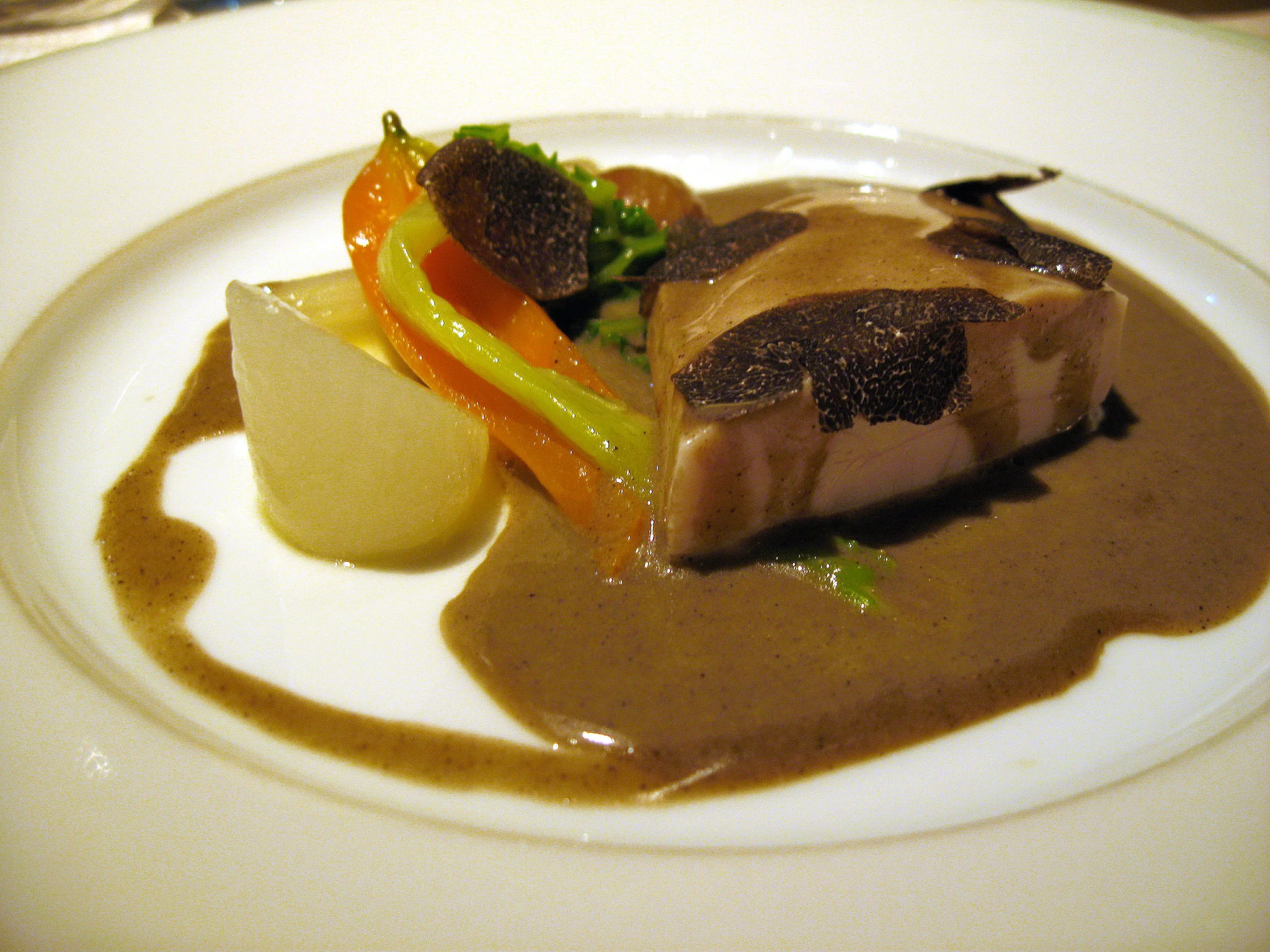 Beige, Tokyo - Bresse Chicken, seasonal vegetables, Albufera sauce "Tuber melanosporum"