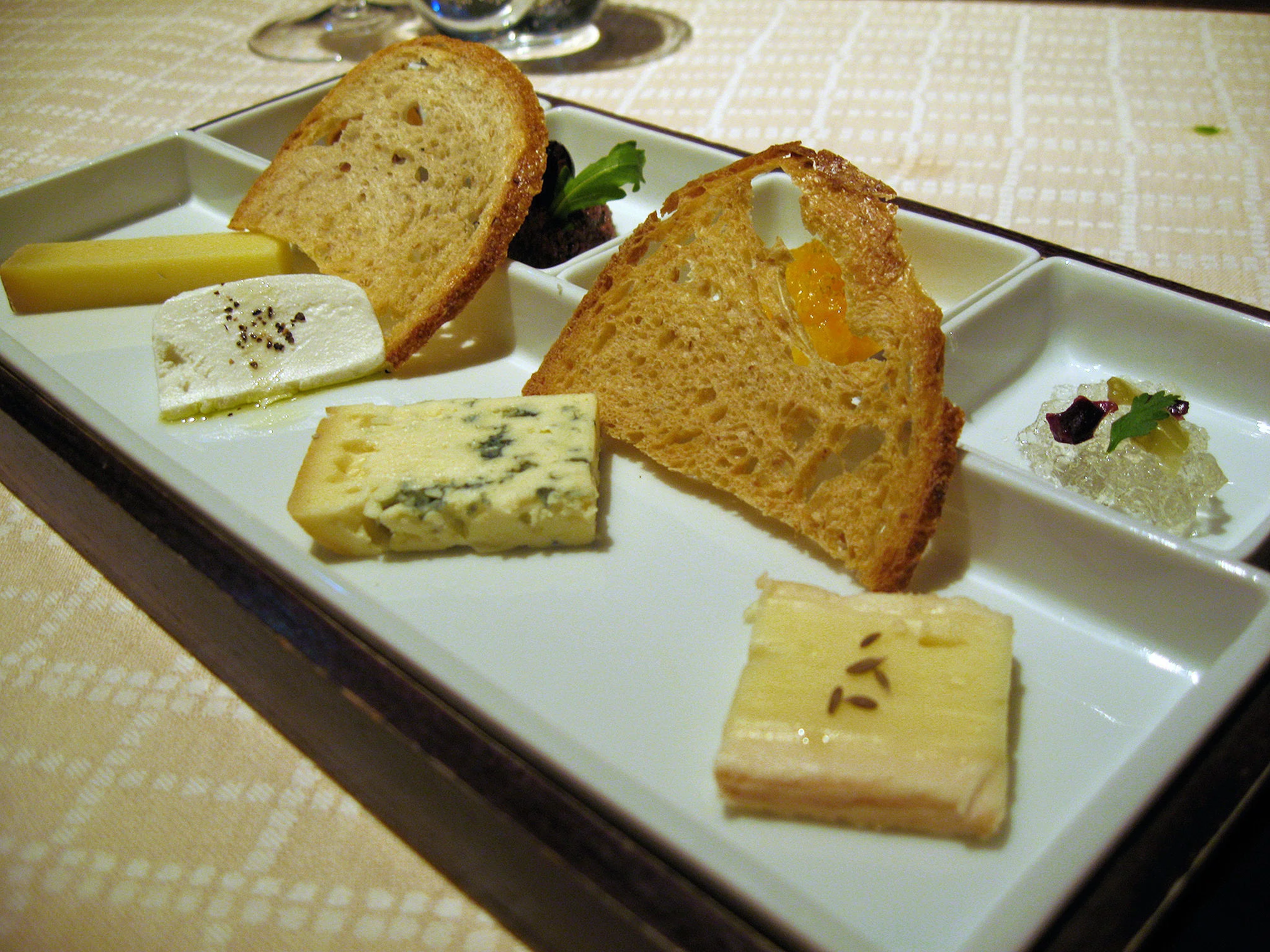 Beige, Tokyo - Beaufort, Roves des Garrigues, Bleu d'Auvergne, Munster