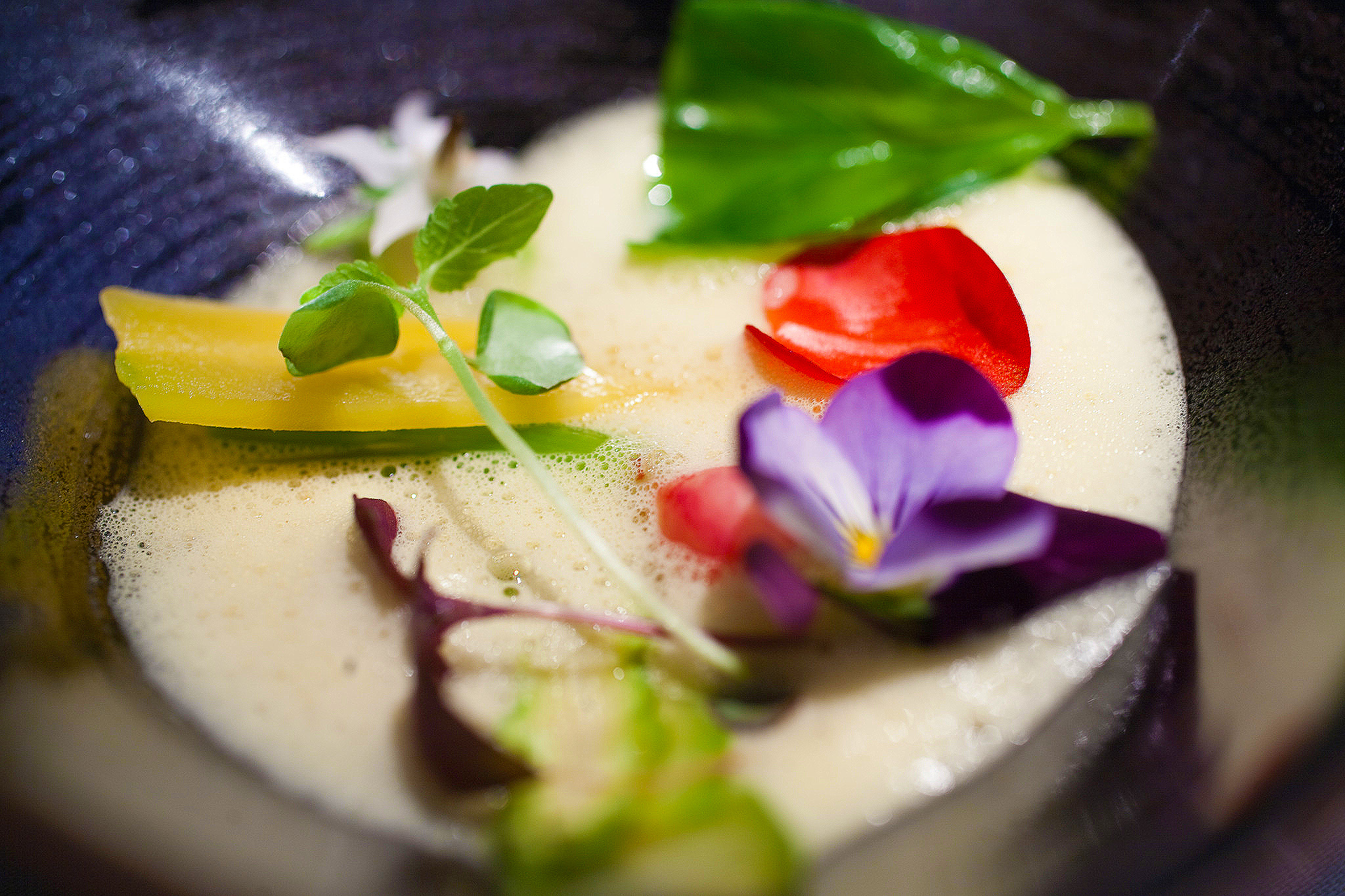 L'Astrance - Langoustines juste poelées, soupe thailandais, legumes et fleurs de printemps