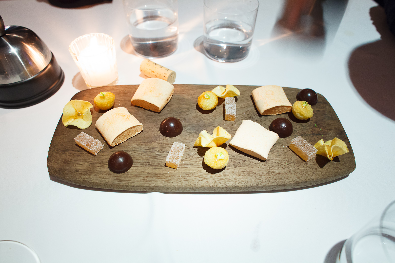 Petits fours: Bonbon de chocolate, gomito de tamarindo, lamina d