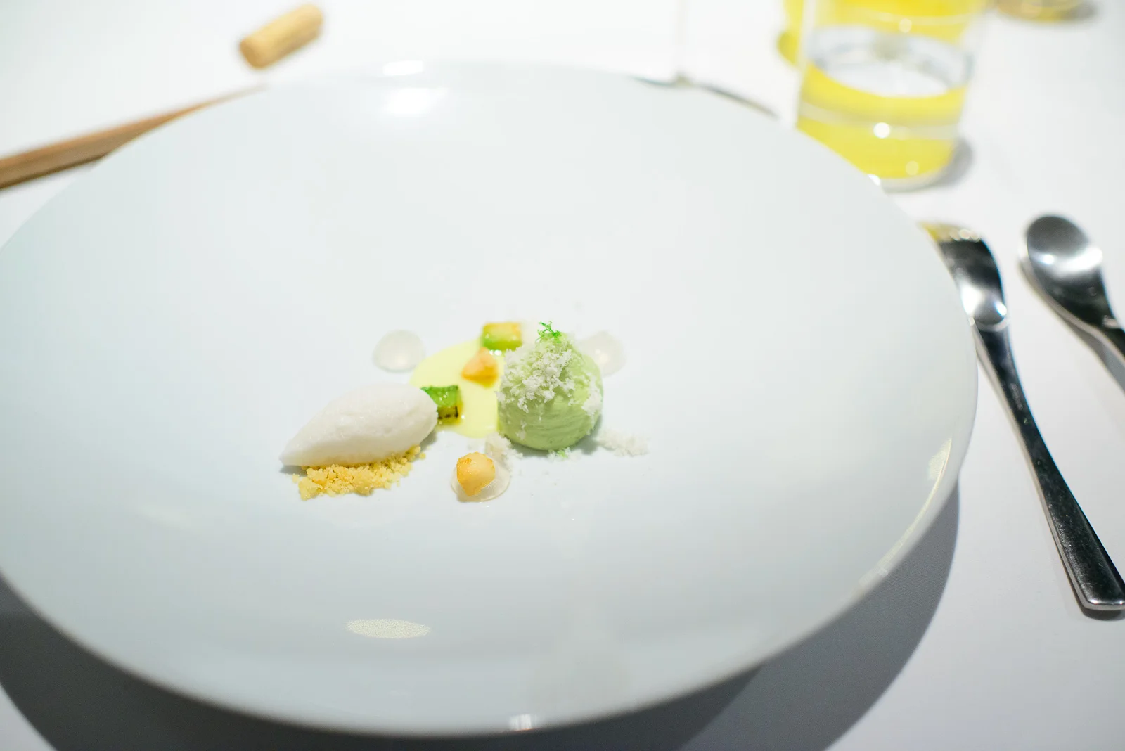 9th Course: Cremoso de aguacate, leche de coco, nube de macadami