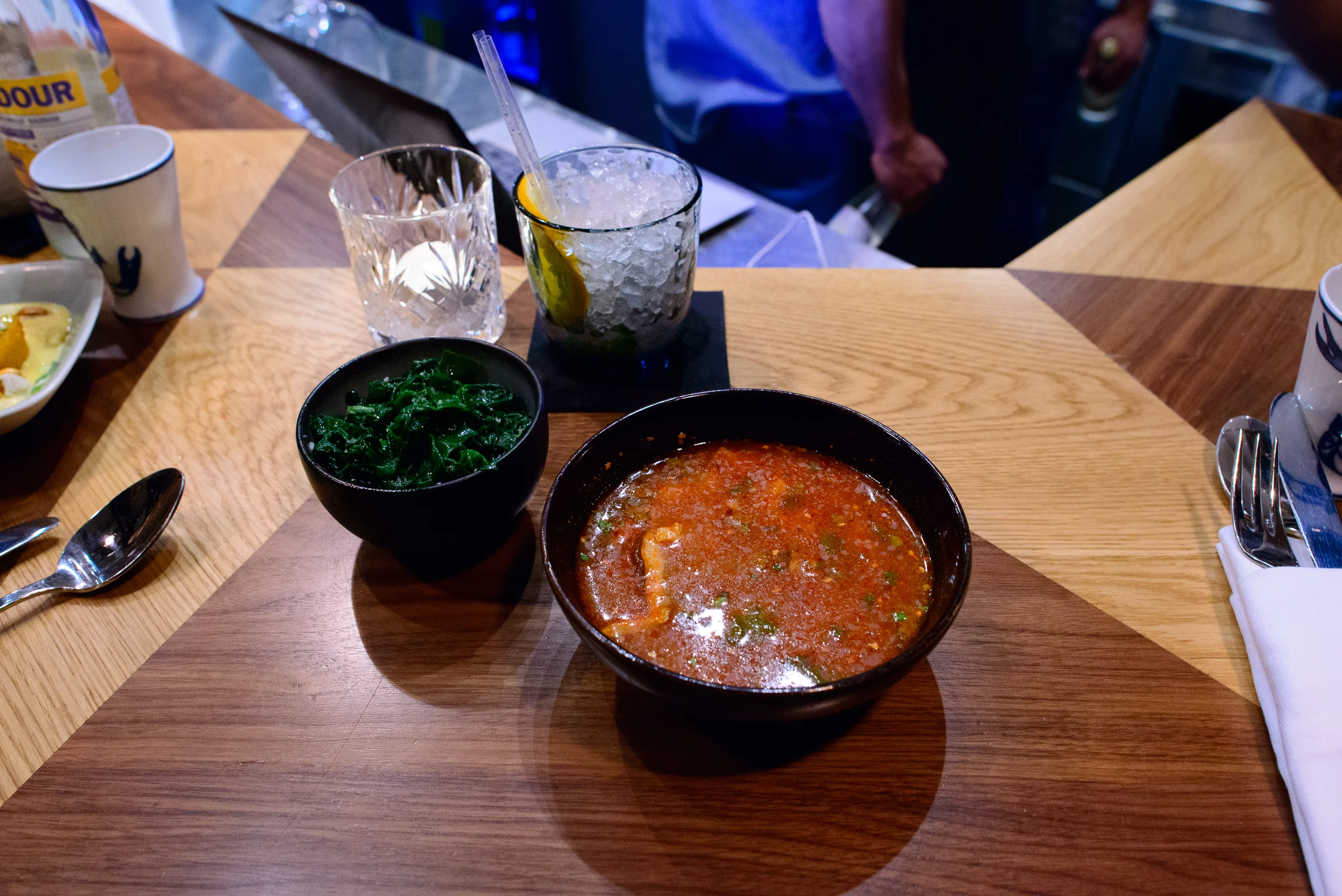Soupe de crabe servie glacée, sauce satay et citronelle; épina