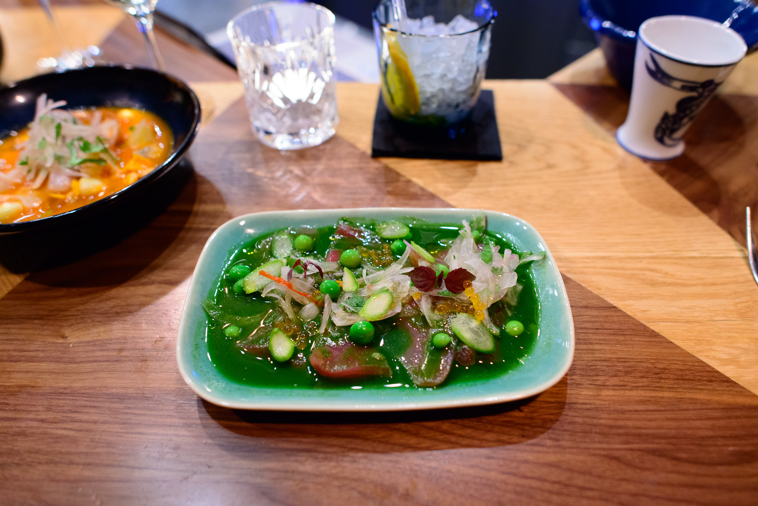 Tiradito verde, poisson du jour, leche de tigre, asperges, pulpe