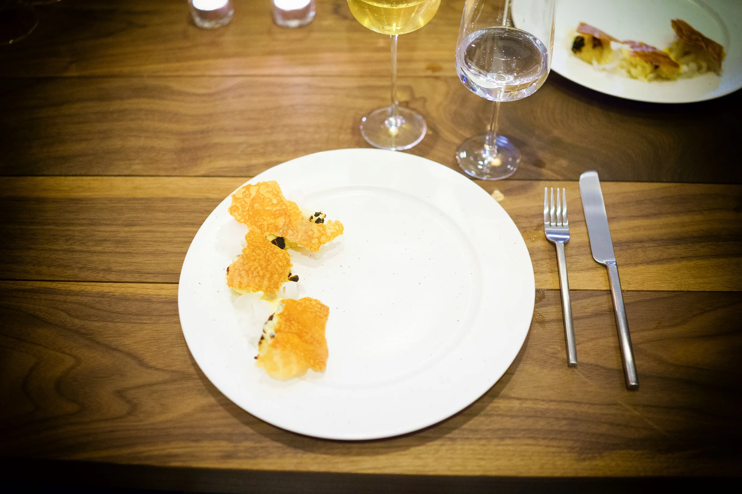 Cauliflower in poultry fat with roasted birds-skins and verbena