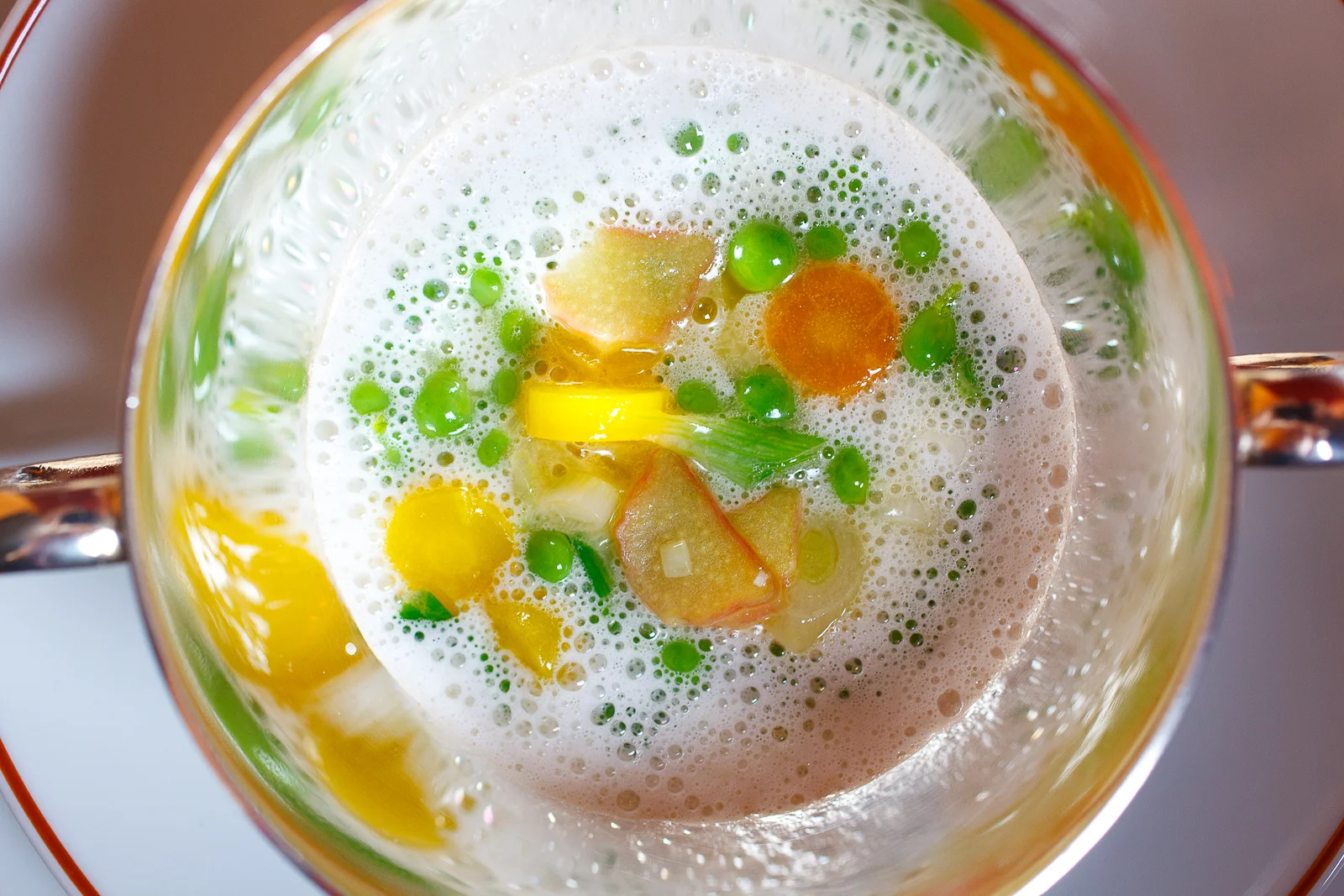 Consommé à la rhubarbe, courge et pois