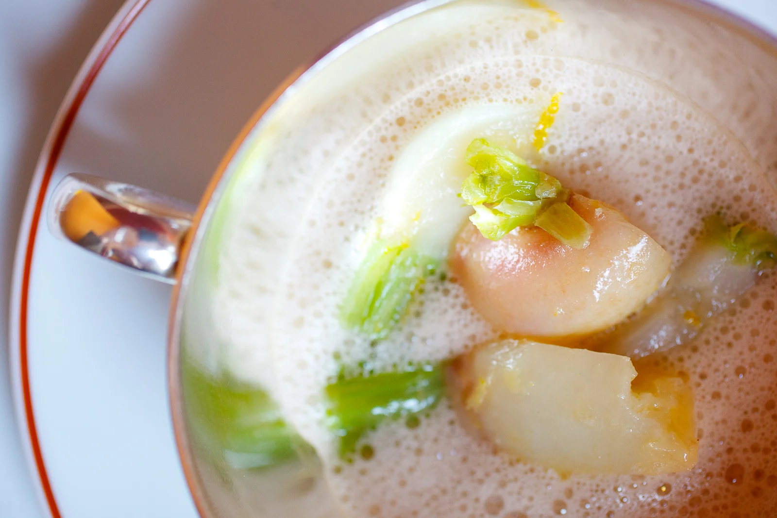 Consommé aux pommes de terre et d'oignon