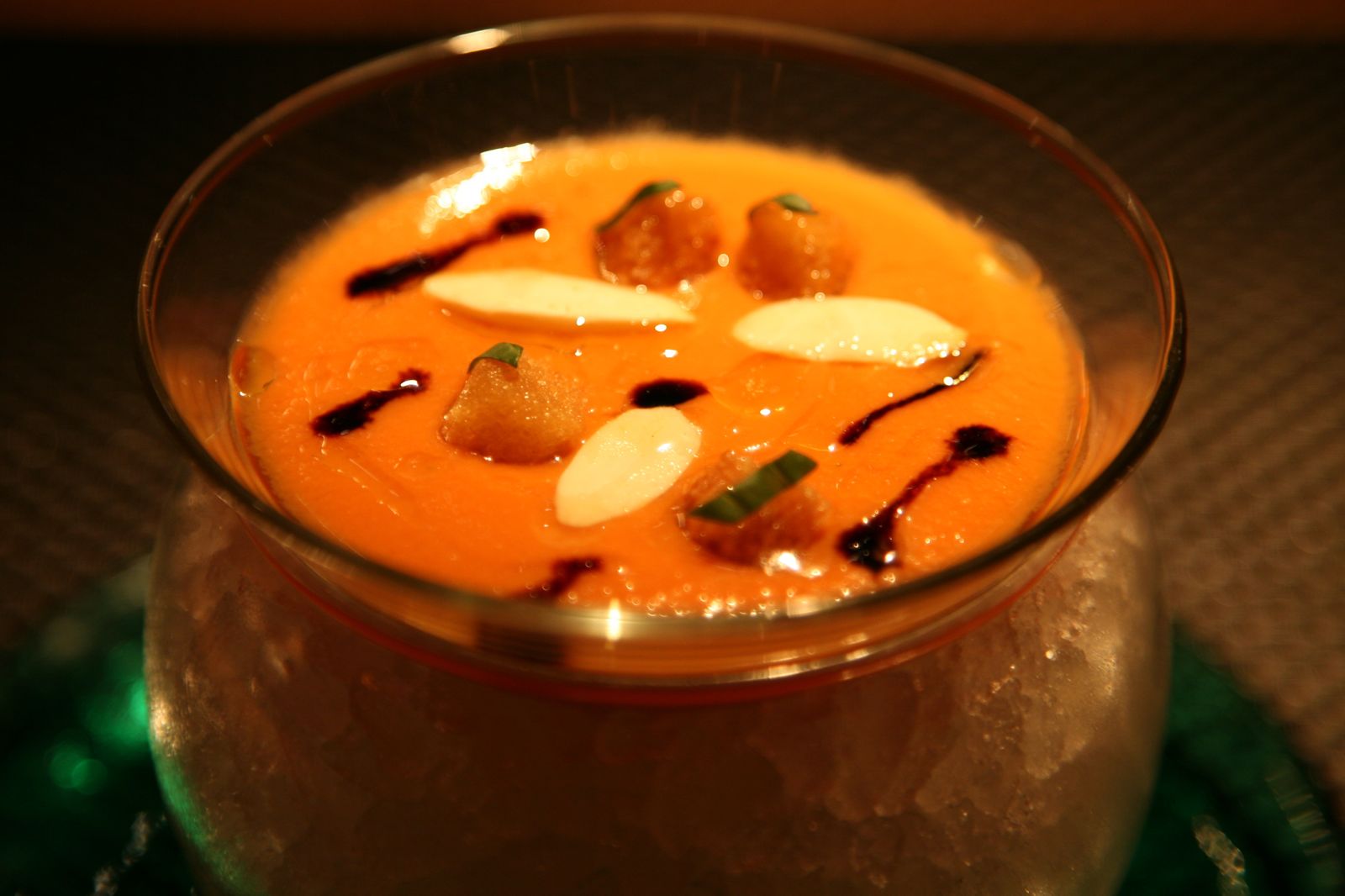 La Tomate en gaspacho aux petits croputons dorés et amandes fraîches