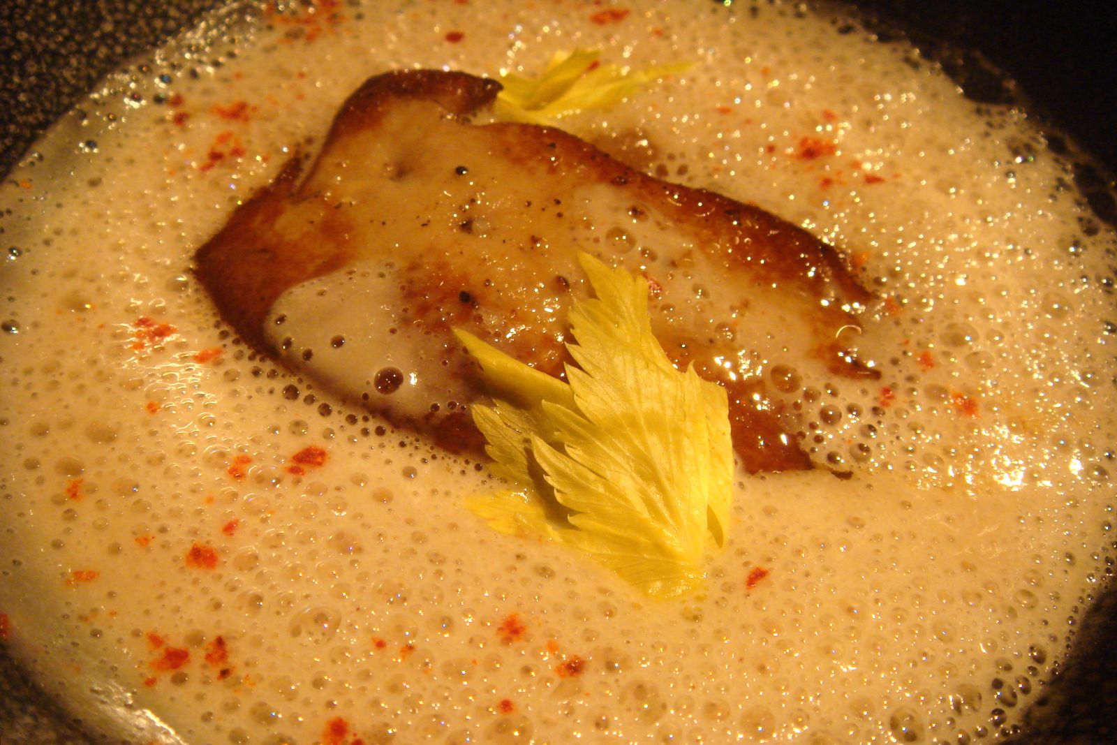 La Chataigne en fin velouté au fumet de céleri et au lard croustillant