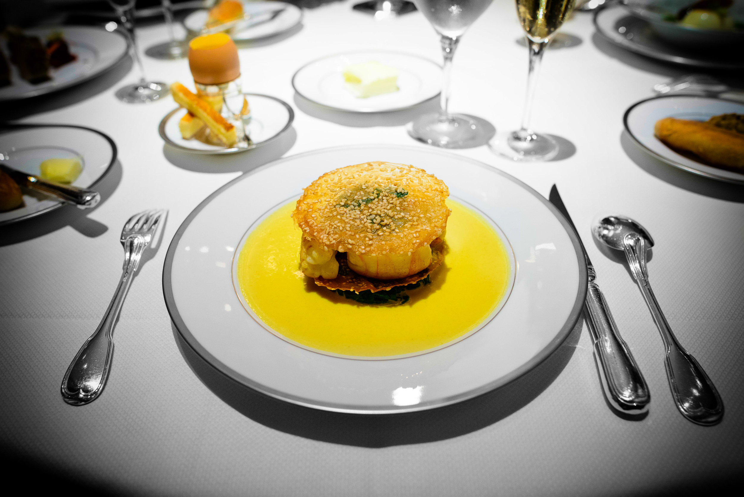 Feuillantine de langoustines aux graines de sésame, sauce au cu