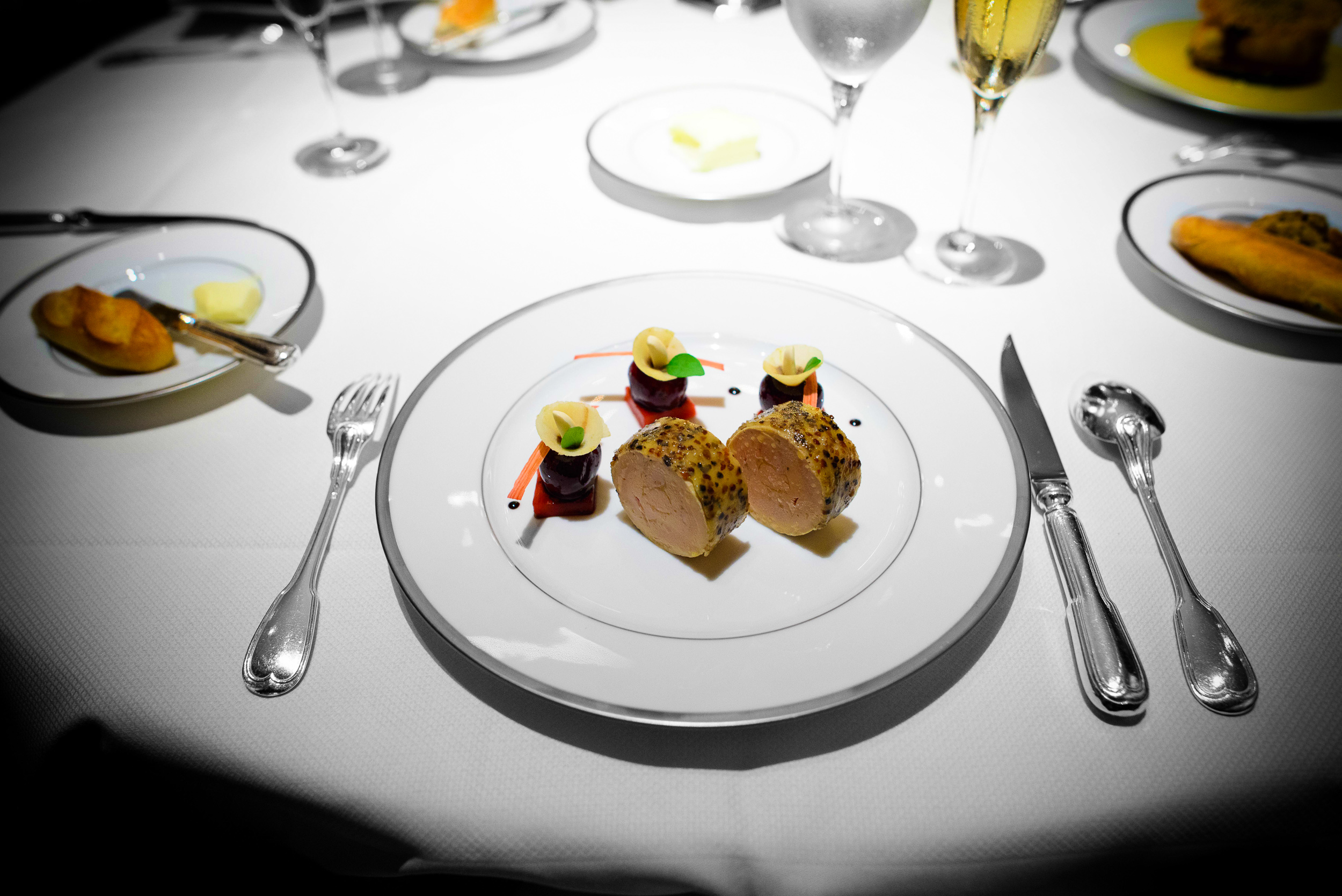Lobe de foie gras de canard landais en croûte de poivre, duo de