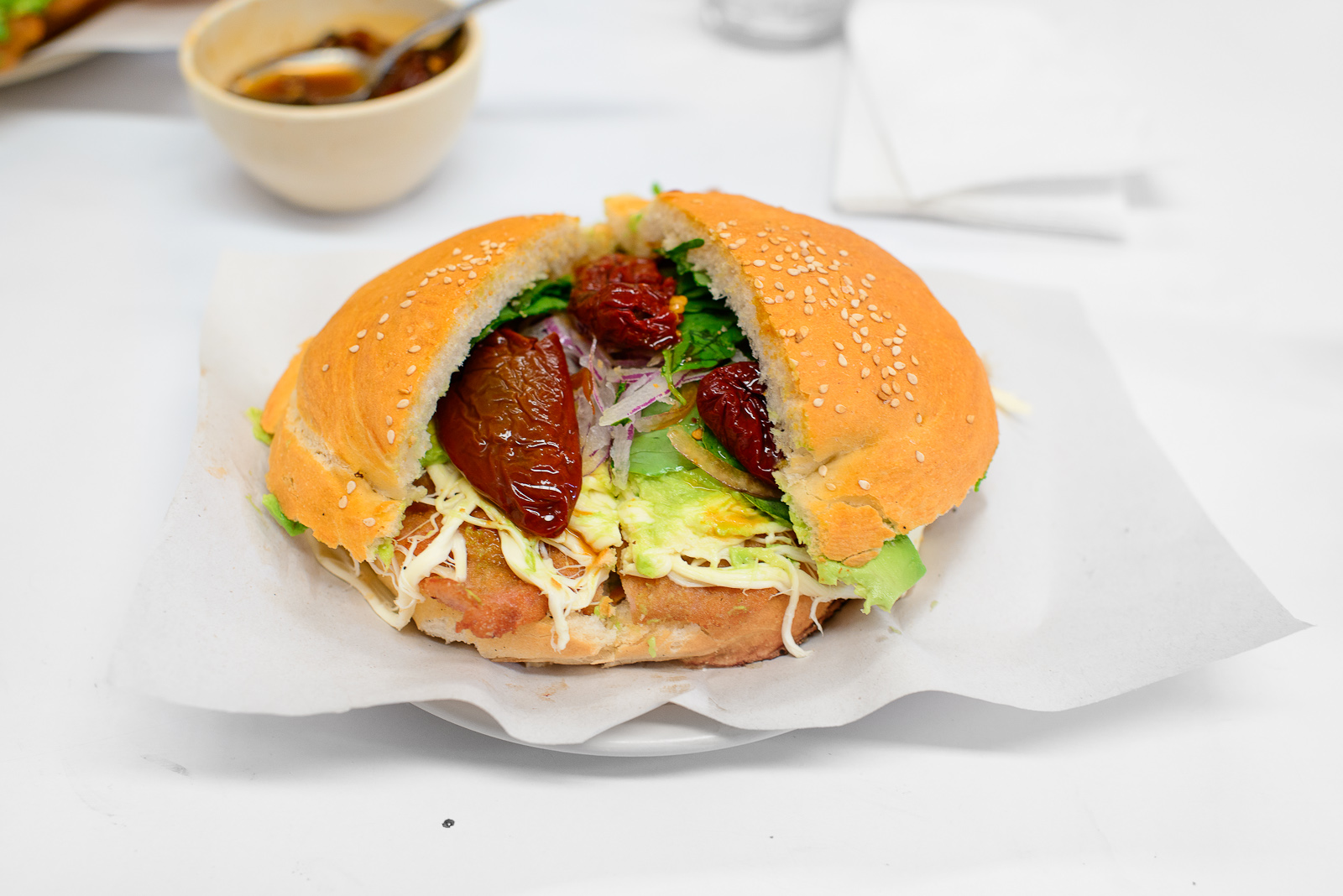 Cemita de milanesa con pápalo y chipotles ($30 MXP)