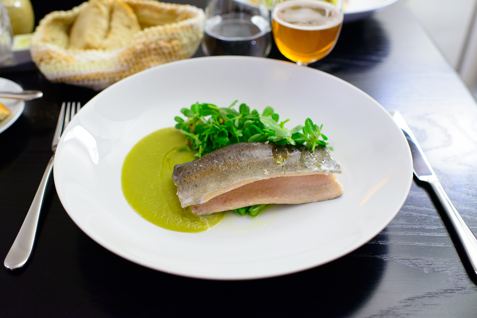 Trucha con verdolagas y caldillo de miltomate (Trout with pursla