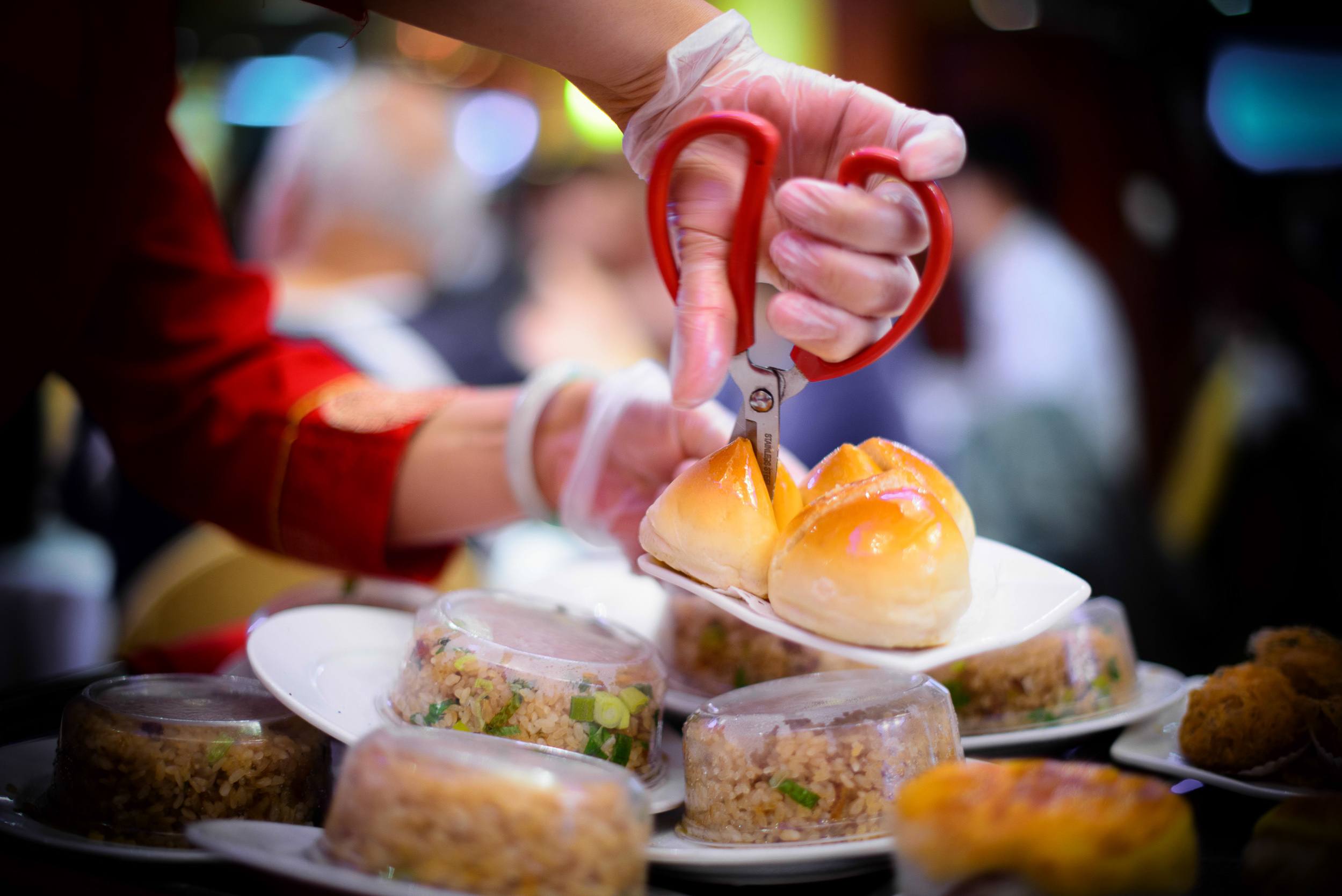 Cutting sweet pork buns