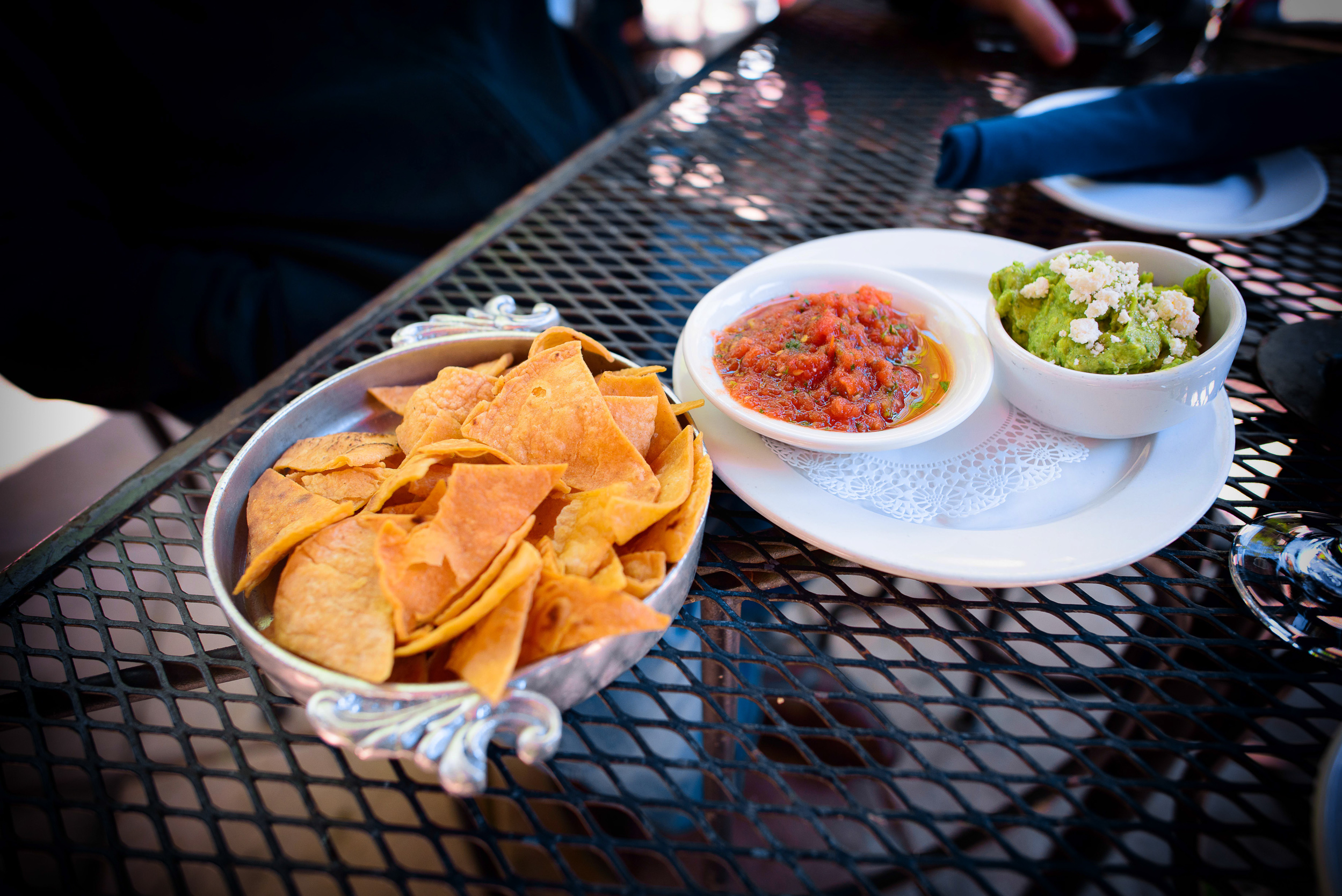 Totopos, guacamole, y salsa