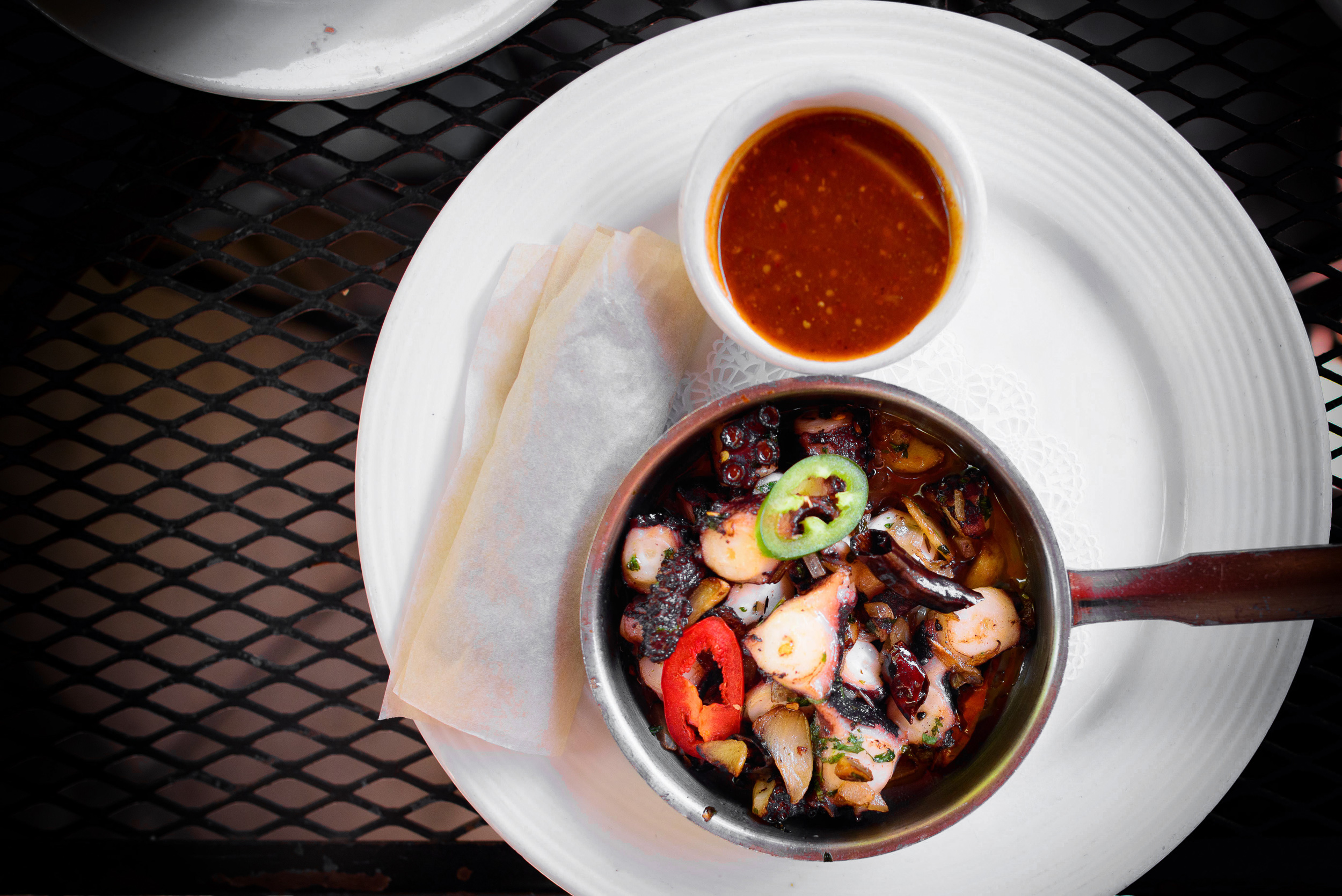 Pulpo al Carbón: grilled octopus with onions and peppers, serve